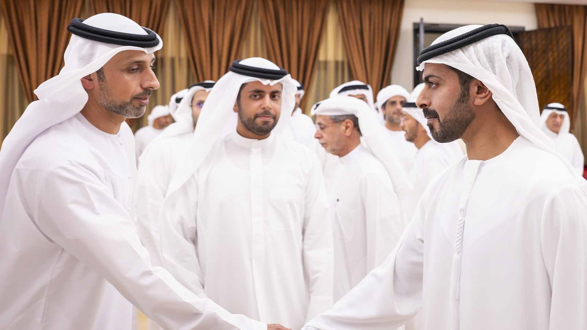 خليفة بن طحنون بن محمد يقدم واجب العزاء في وفاة عبدالله المهيري 