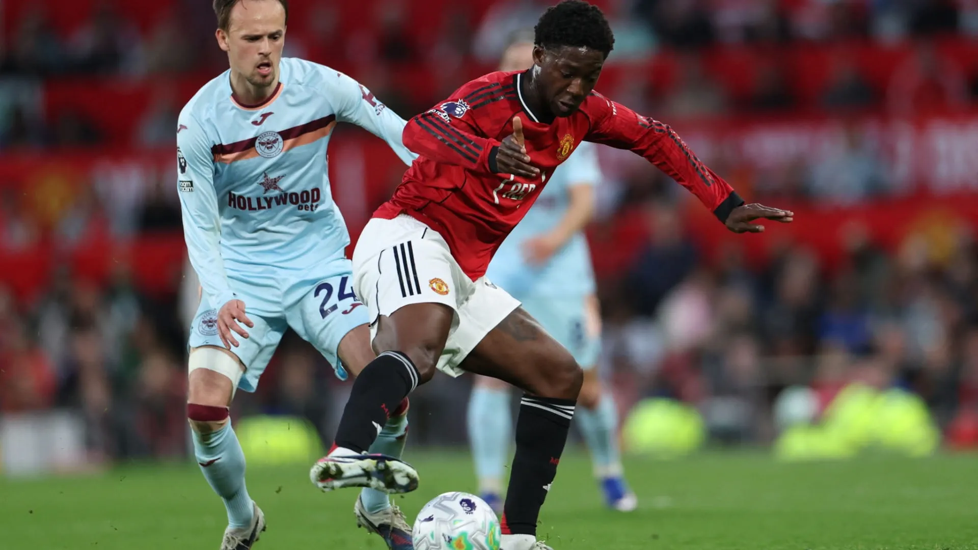 Manchester United extend contract of Mainoo
