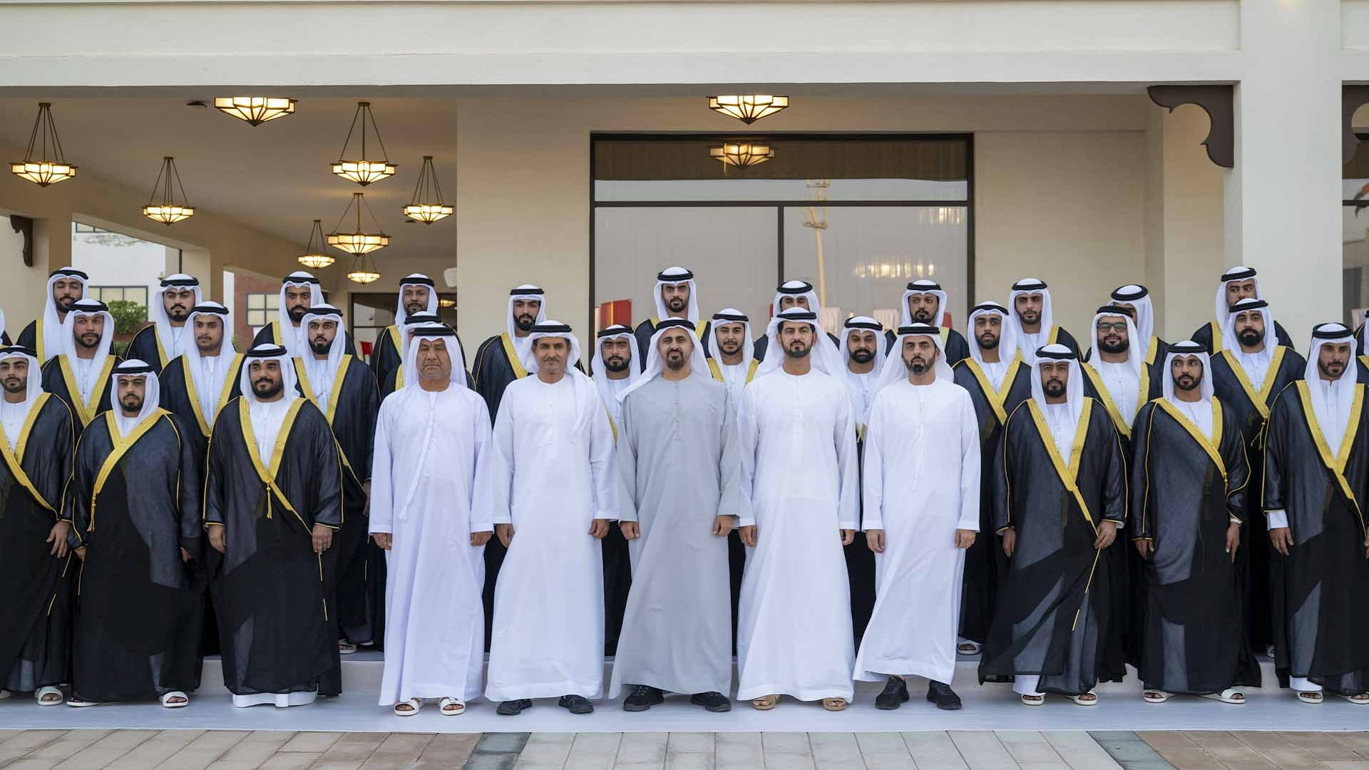 ذياب بن محمد بن زايد يشهد عرساً جماعياً لـ60 عريساً