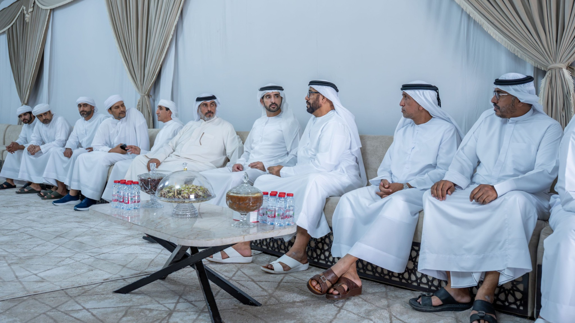 حمدان بن محمد يقدّم واجب العزاء في وفاة خليفة سليم العامري 