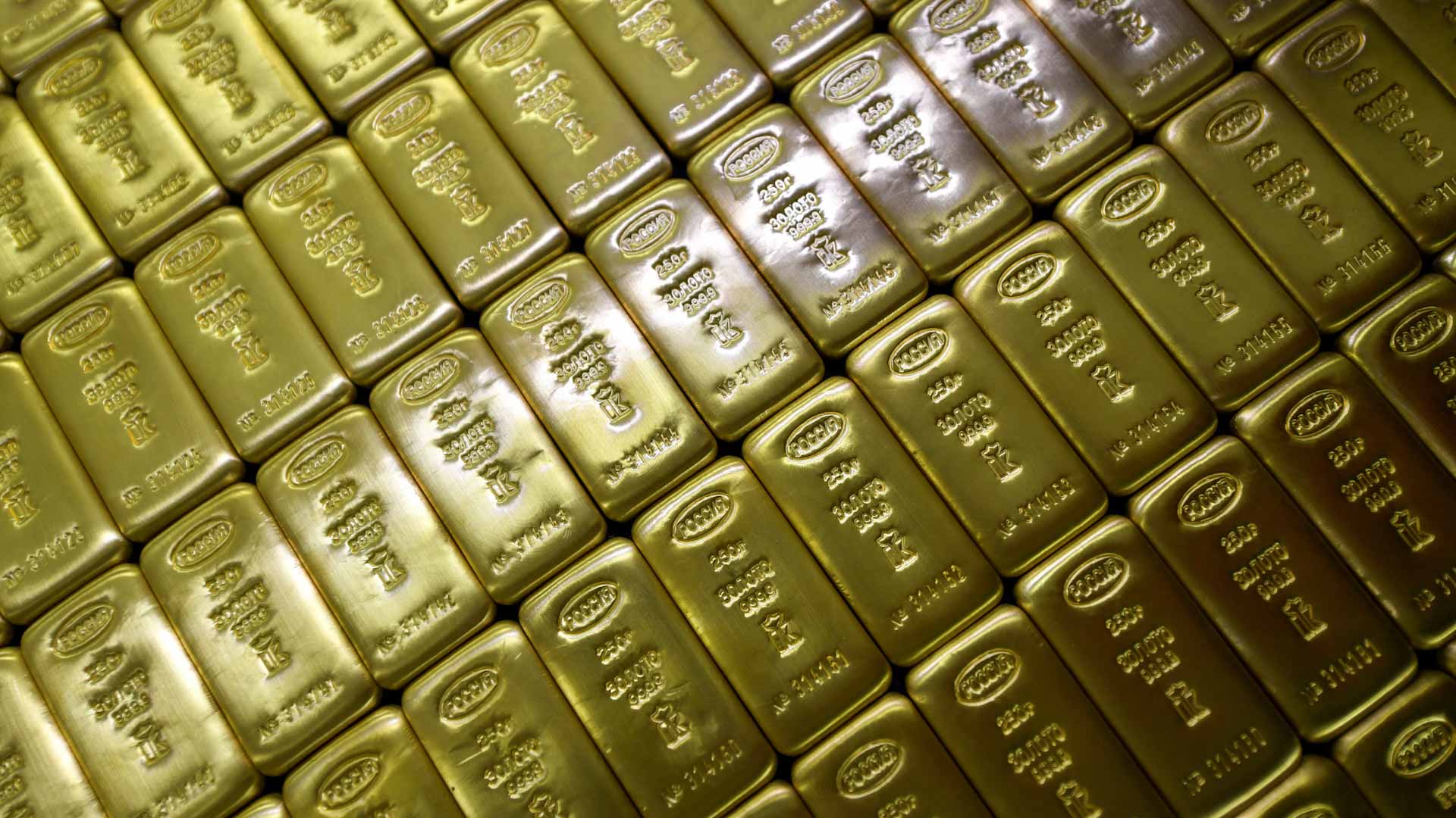 الذهب يتوقع خسارة أسبوعية وسط صعود أسعار النفط جراء إغلاق هرمز 