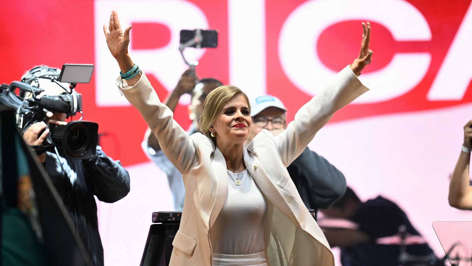 لورا فرناندز تفوز برئاسة كوستاريكا متصدرة النتائج من الجولة الأولى 