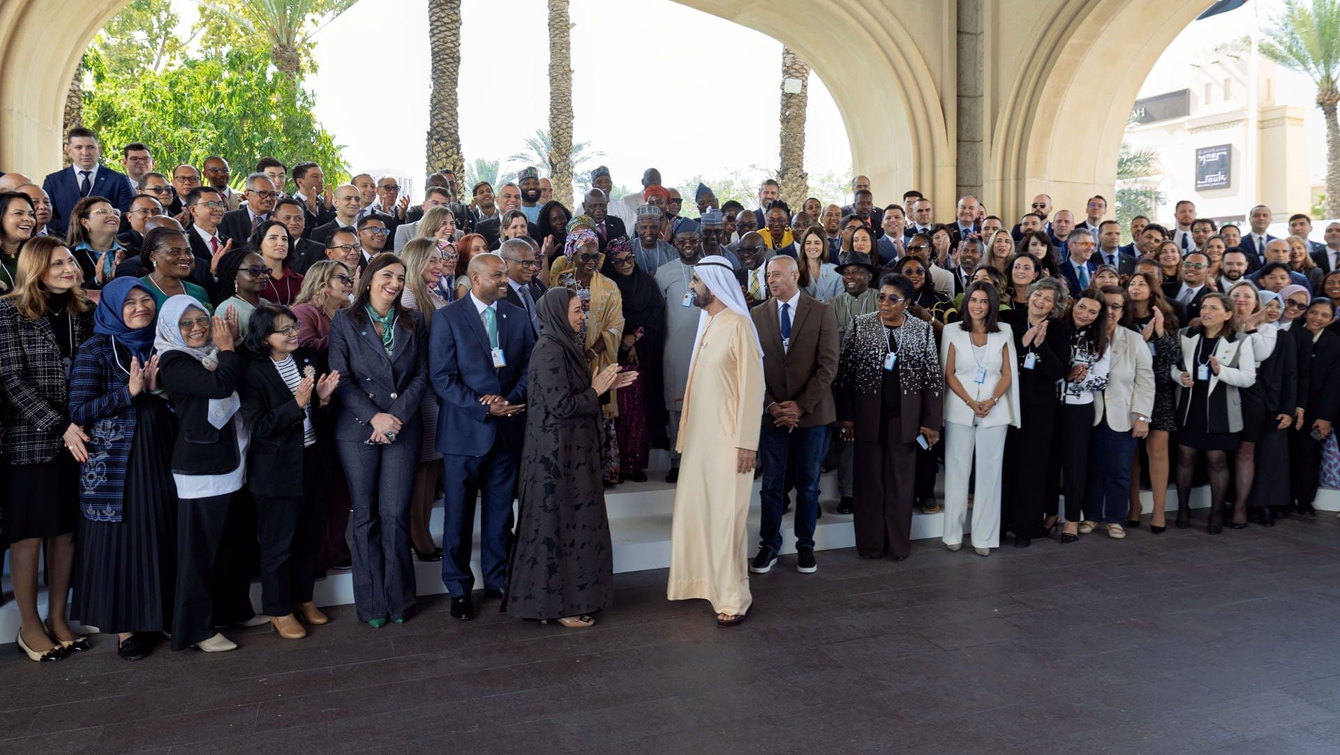 صورة بعنوان: محمد بن راشد يشهد تخريج 377 منتسباً من "برنامج تأهيل القيادات" 