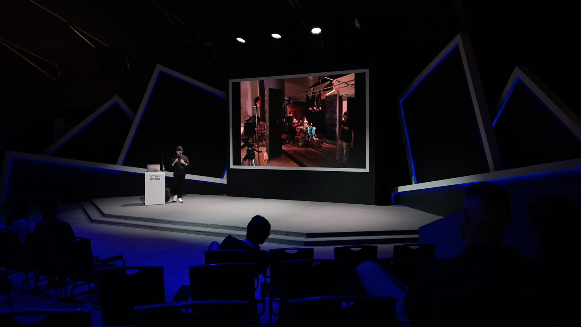    نجاح البورتريه يبدأ بفهم الفكرة وتوحيد رؤية الفريق حولها باكسبوجر 