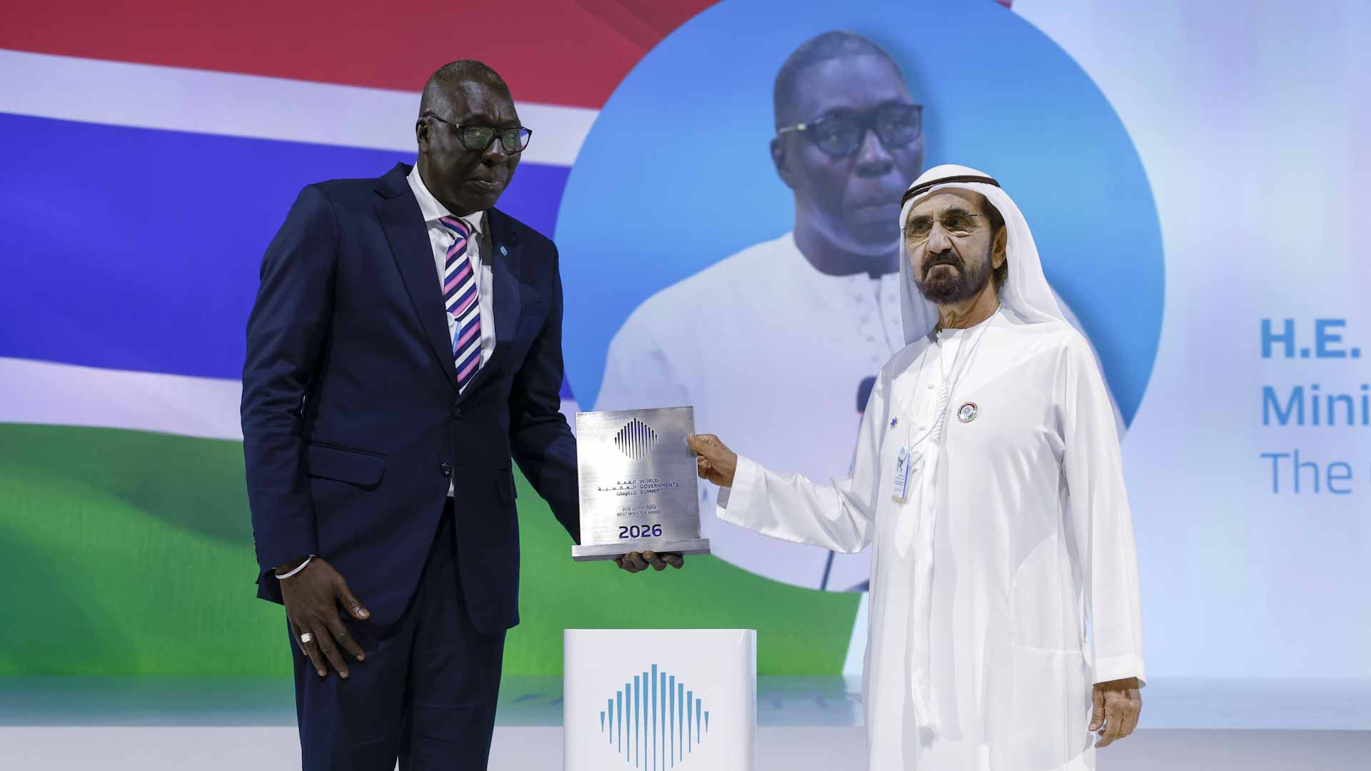 محمد بن راشد يكرّم وزير السياحة في غامبيا بجائزة أفضل وزير بالعالم 