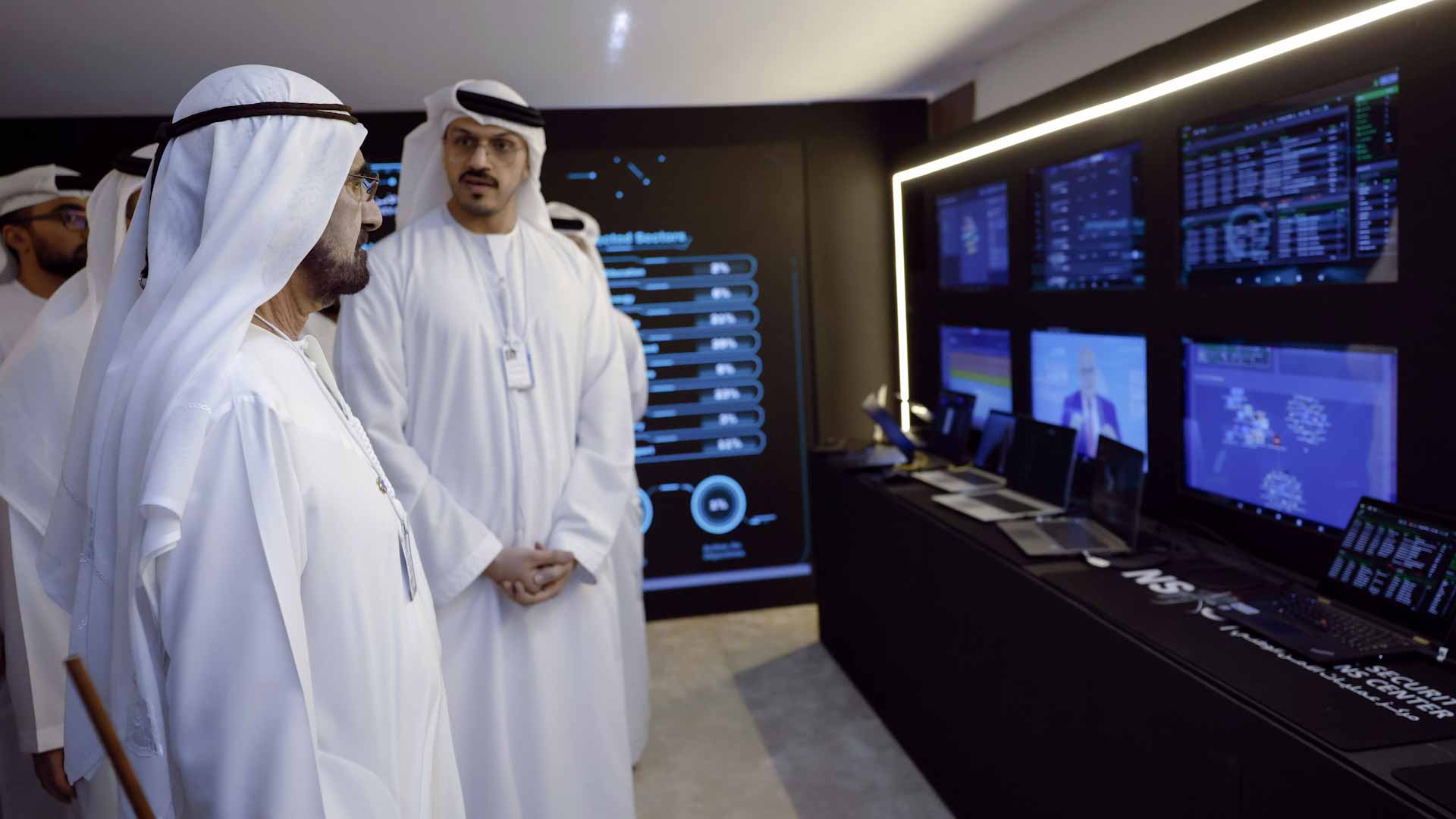 محمد بن راشد يتفقد مركز العمليات والأمن السيبراني للقمة العالمية 
