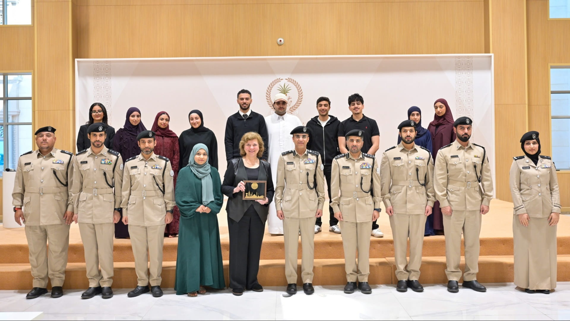 صورة بعنوان: شرطة الشارقة تكرّم جامعة الفنون لدورها في دعم الحملات التوعوية 