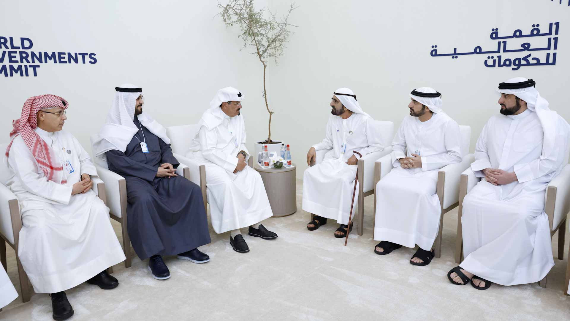 محمد بن راشد يلتقي أحمد عبد الله الأحمد الصباح خلال "قمة الحكومات" 
