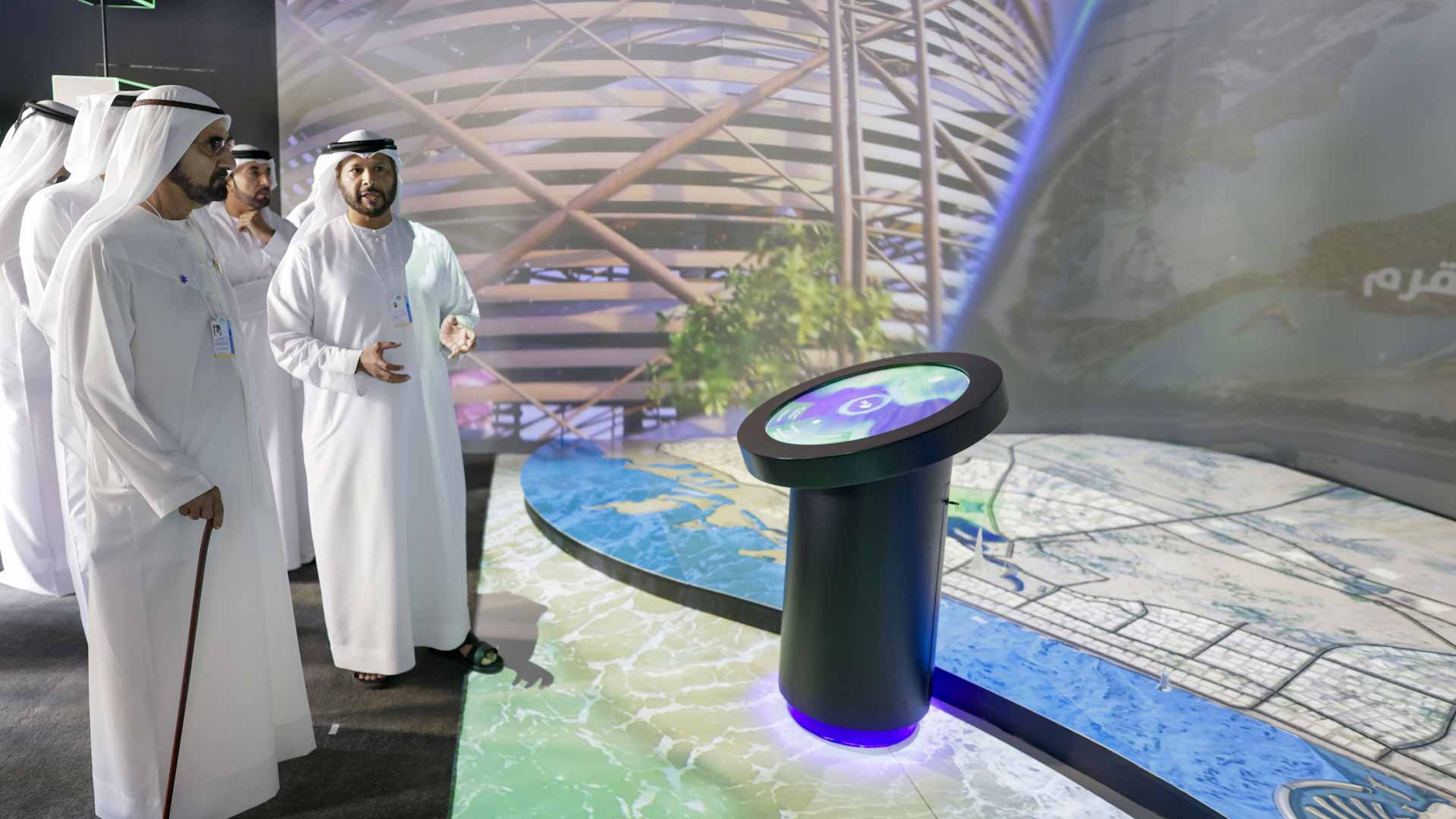 محمد بن راشد يطلع على "خارطة طريق المساحات المائية والخضراء 2030"  