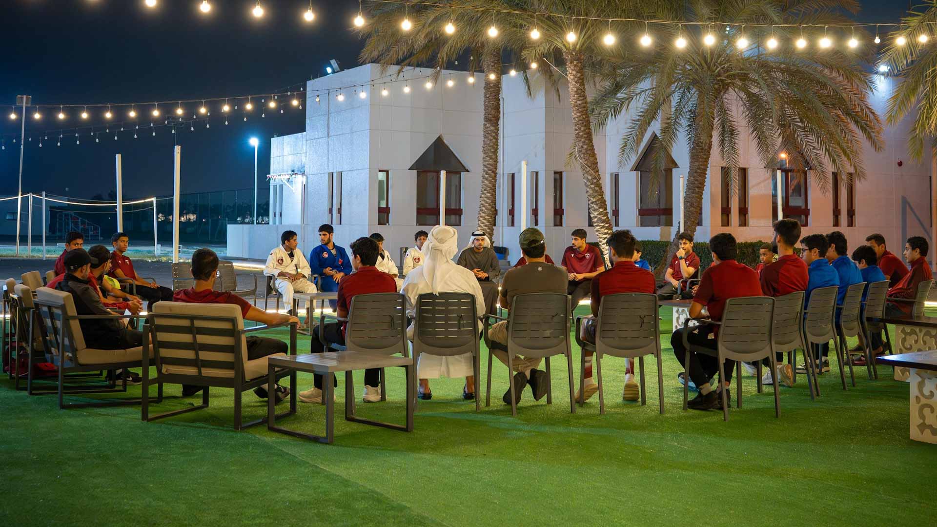 نادي الحمرية يناقش التحديات والصعوبات مع منتسبي الألعاب الفردية