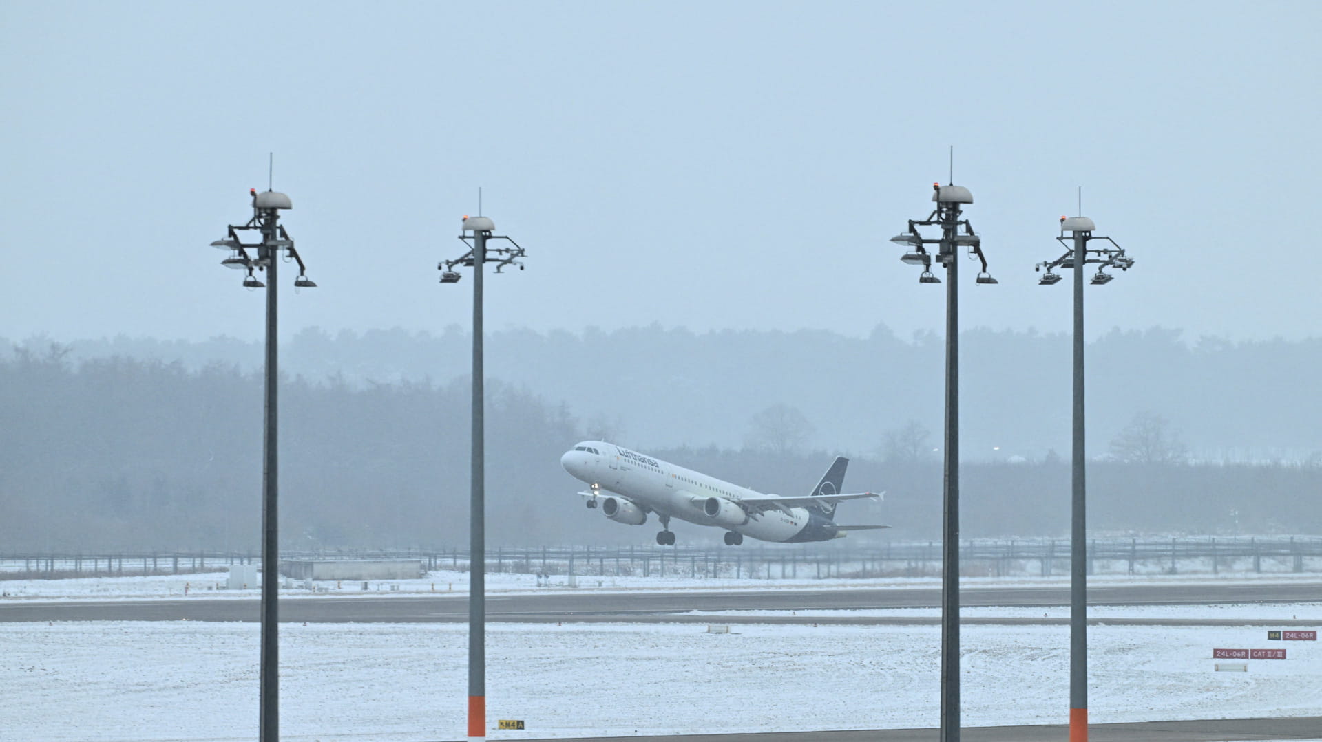 ثلوج كثيفة تشل حركة ألمانيا وتُوقف الرحلات المغادرة من مطار برلين