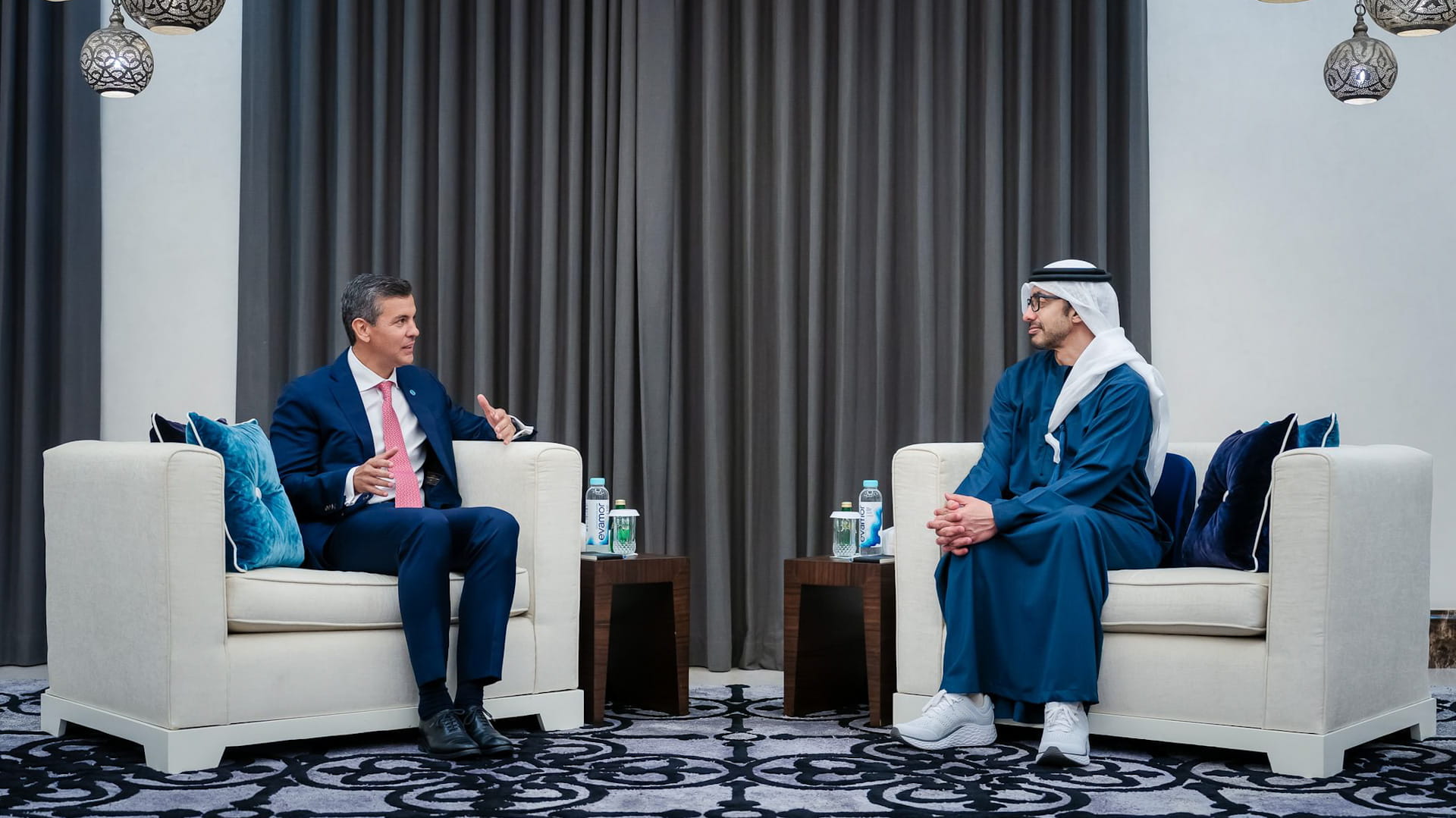 عبدالله بن زايد يبحث مع رئيس الباراغواي علاقات التعاون بين البلدين 