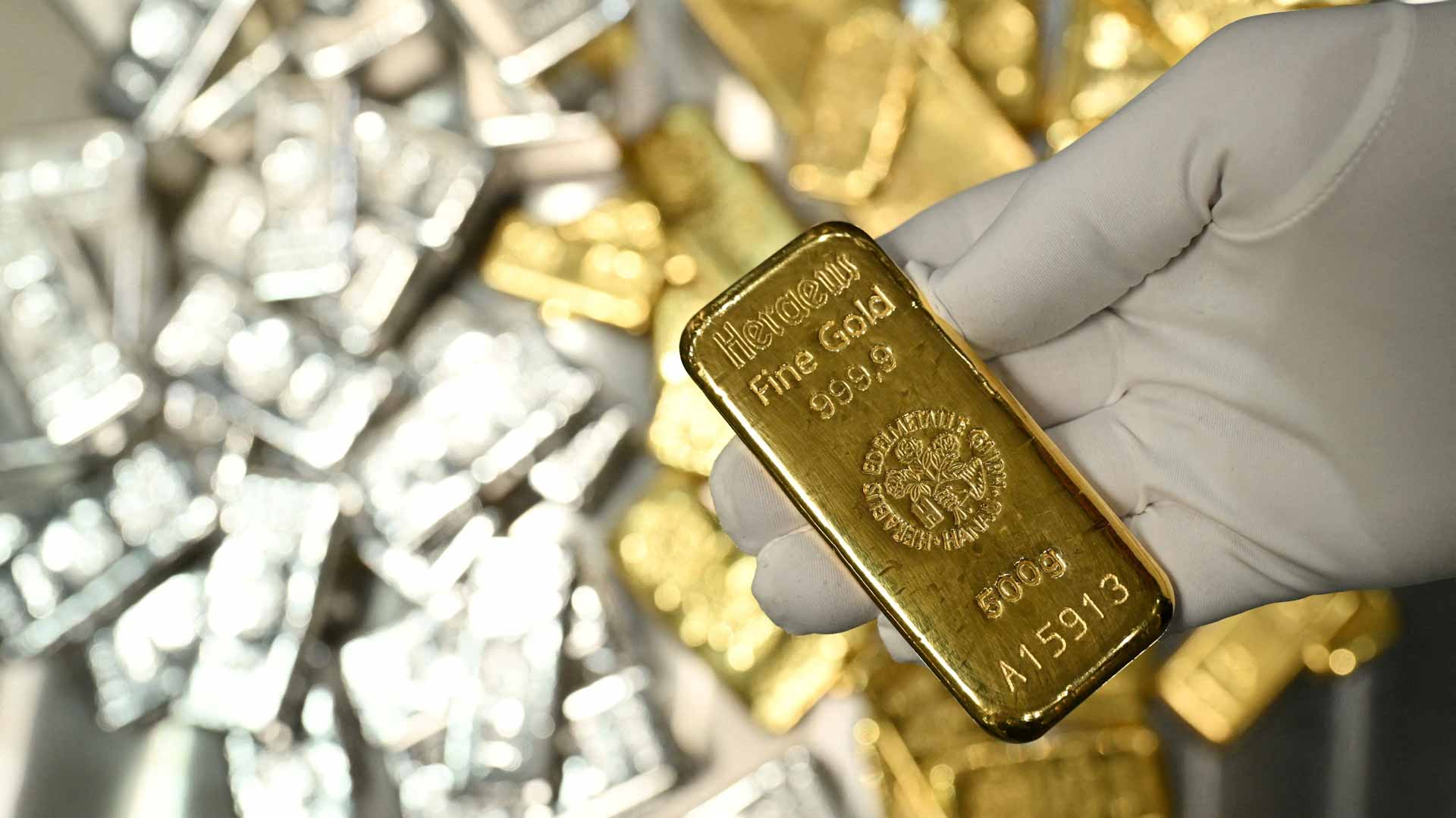 الذهب يلمع مجدداً مع صعود الفضة وتعافيها من أدنى مستوياتها 