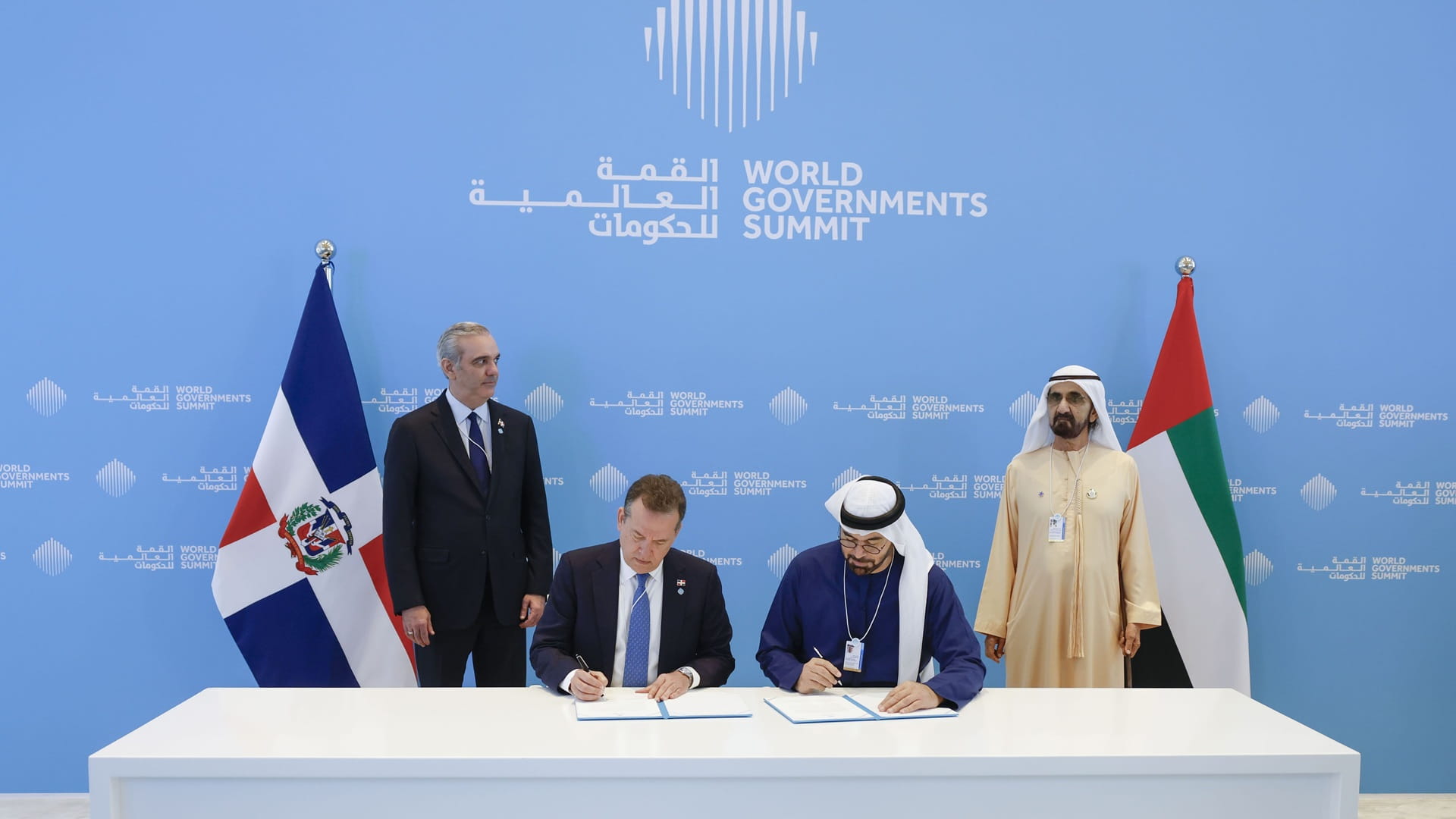 محمد بن راشد ولويس أبي نادر يشهدان توقيع مذكرة تفاهم 