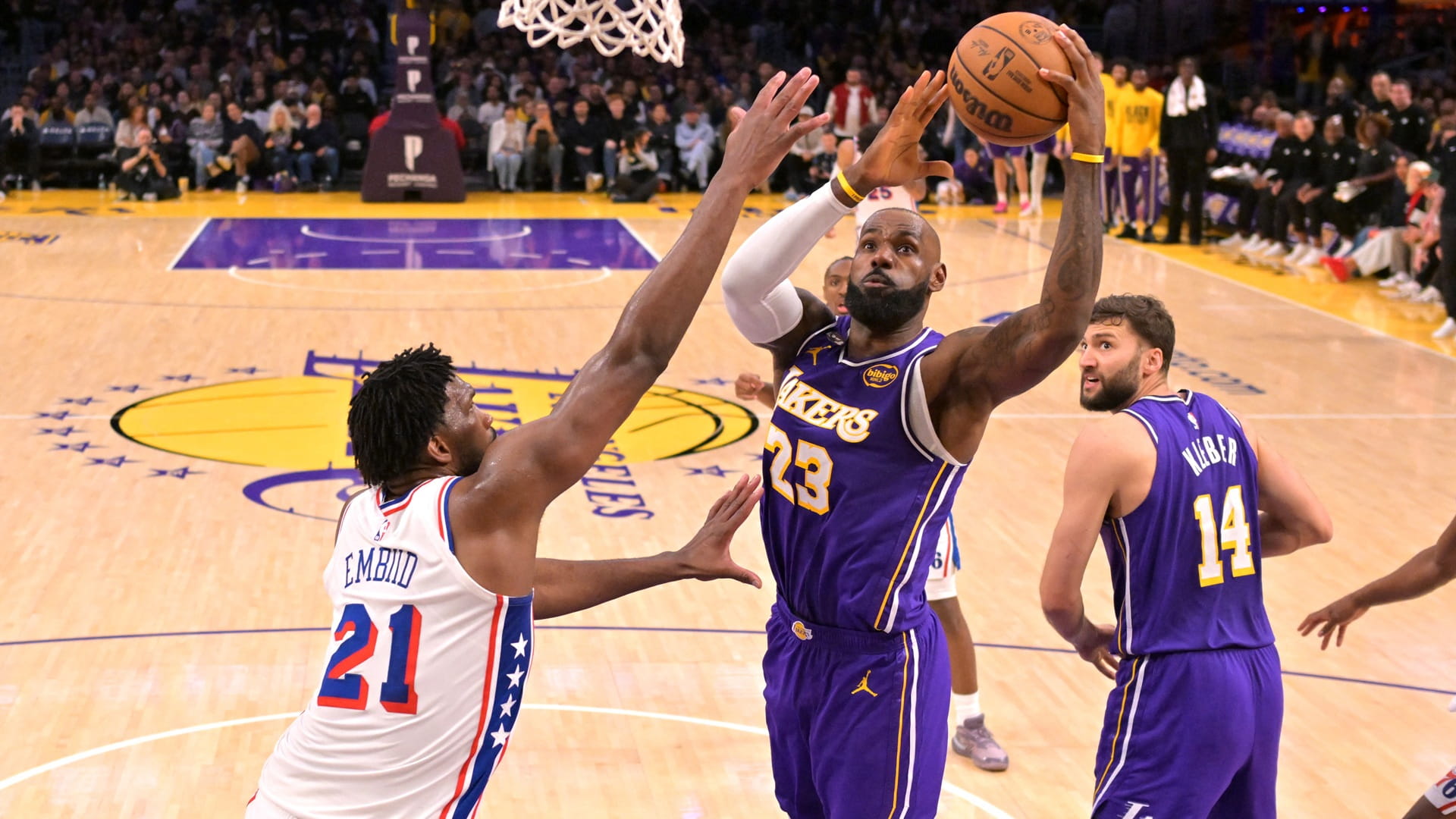 ليكرز يفوز بصعوبة على فيلادلفيا سيكسرز رغم إصابة دونتشيتش 