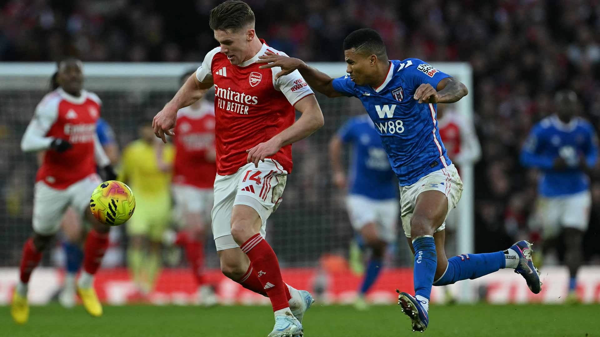 أرسنال يقسو على سندرلاند ويقبض بقوة على صدارة الدوري الإنجليزي