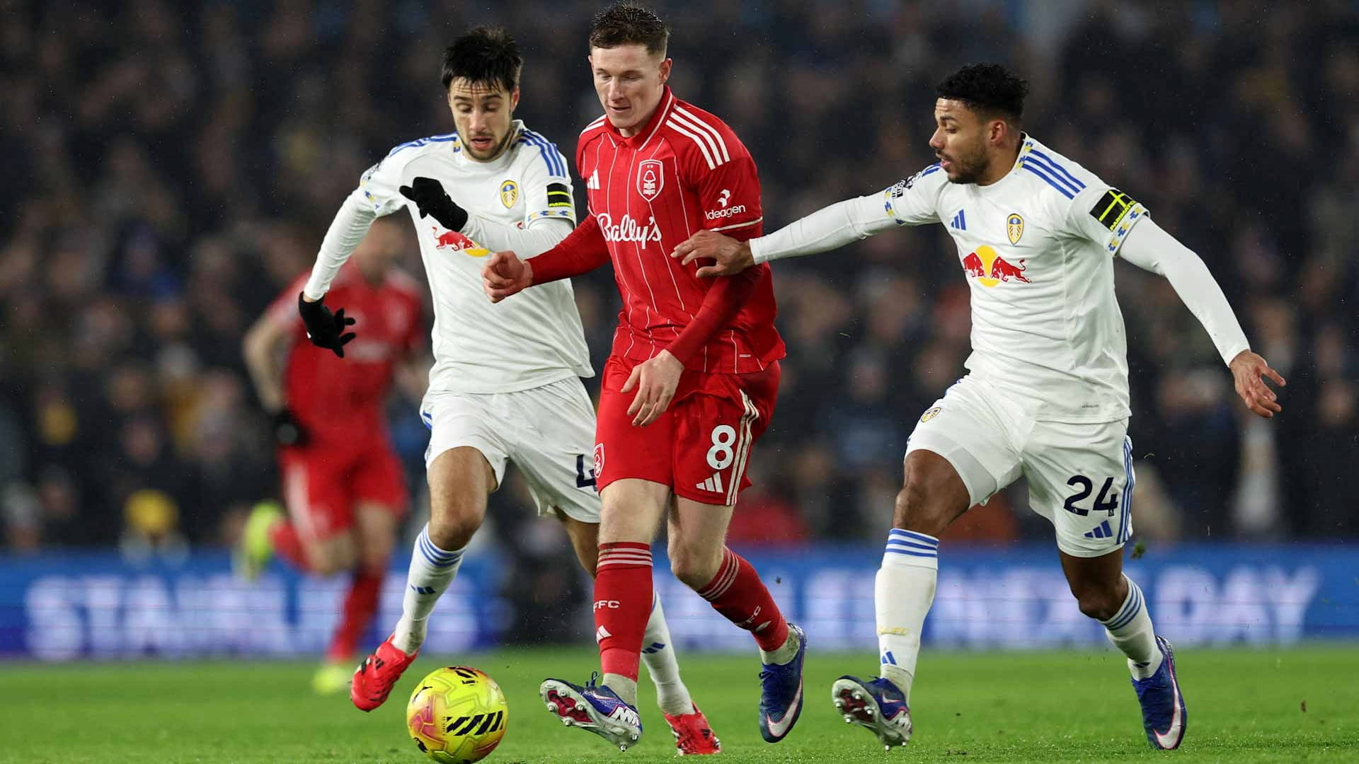 ليدز يونايتد يقسو على نوتنجهام في الدوري الإنجليزي 