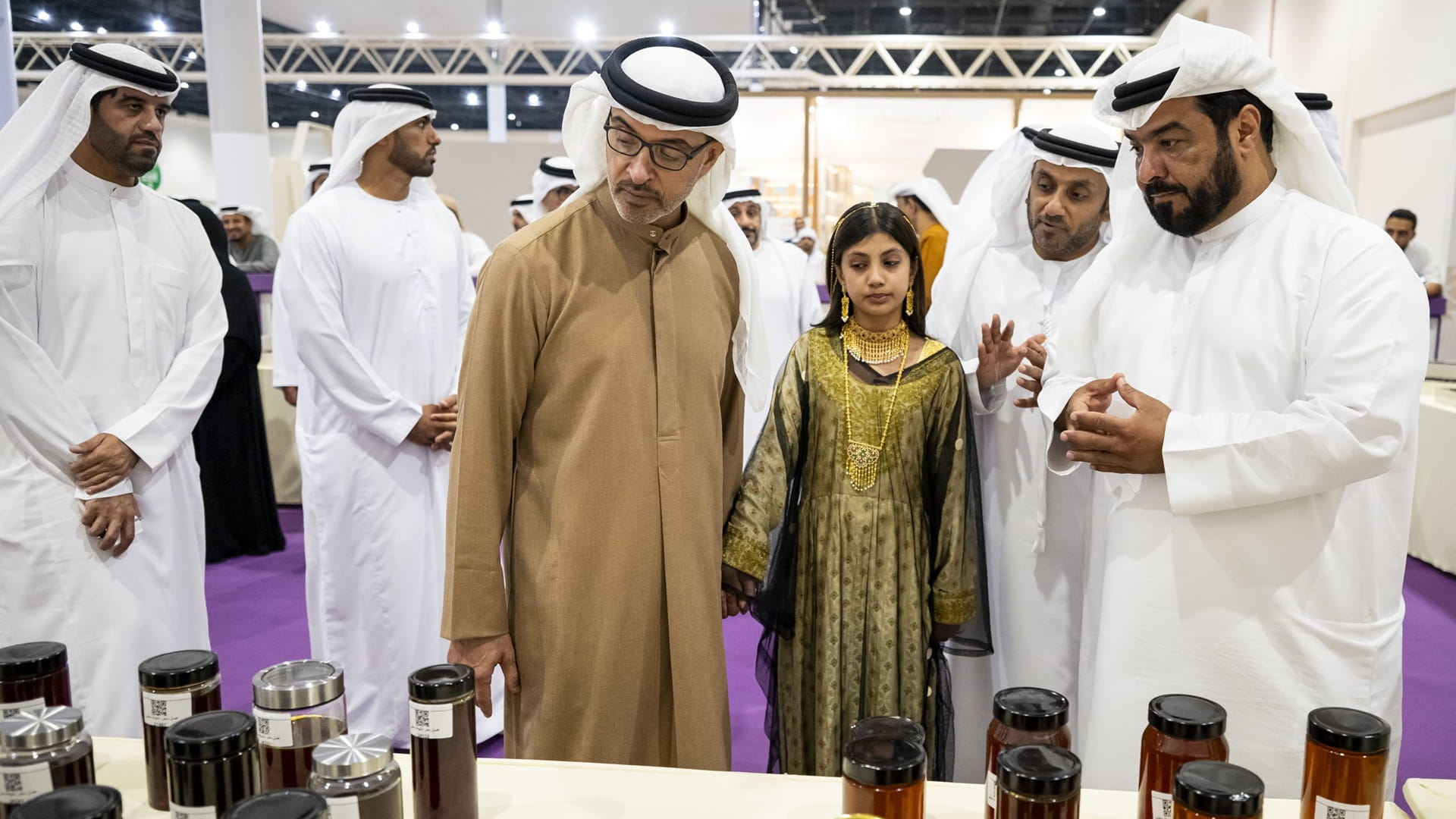 هزاع بن زايد يشهد جانباً من فعاليات "مهرجان العين التراثي" 