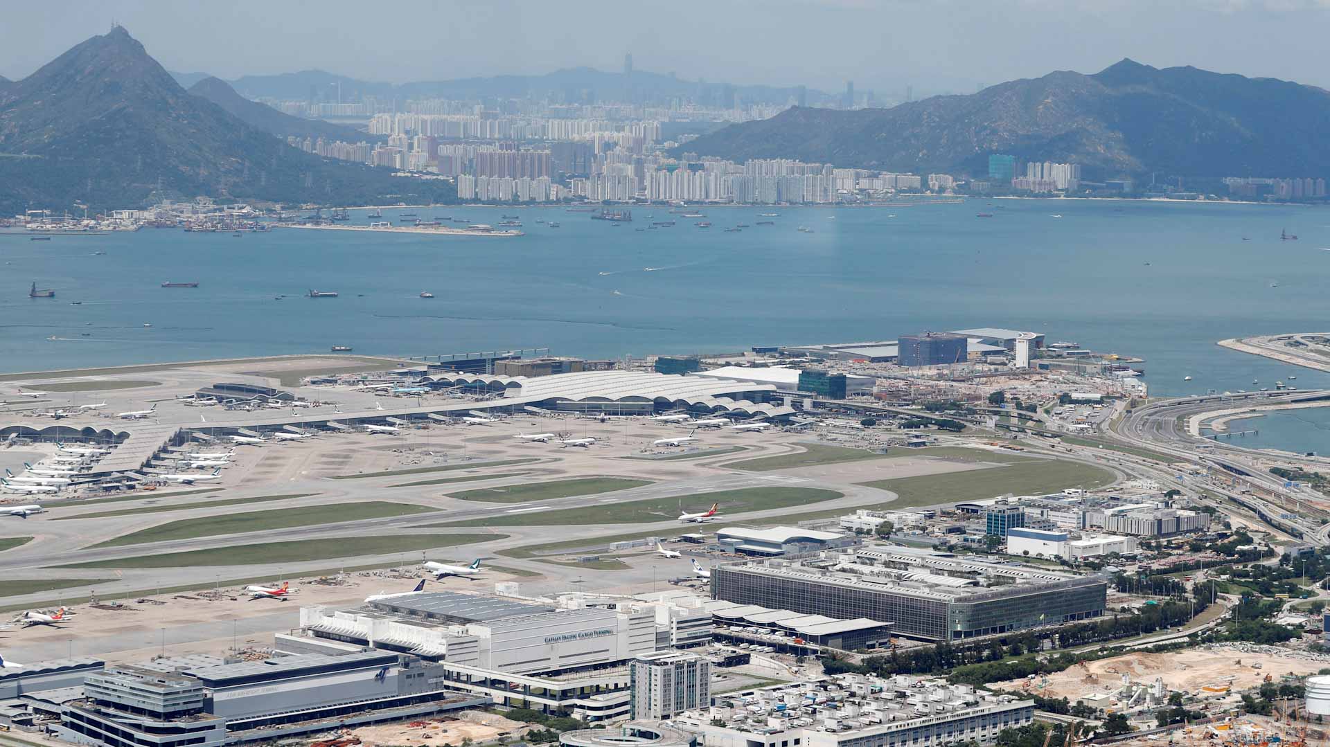 مسؤولون: اندلاع حريق في مطار هونغ كونغ وإغلاق 3 جسور