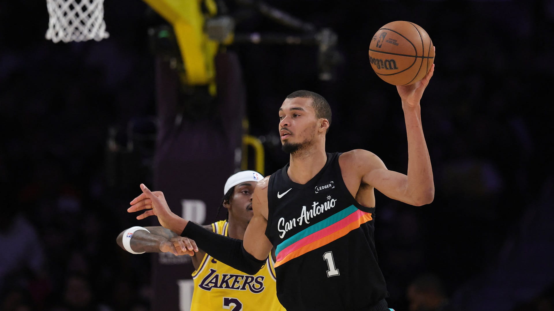 صورة بعنوان: سان أنطونيو سبيرز يقسو على ليكرز في السلة الأميركية 