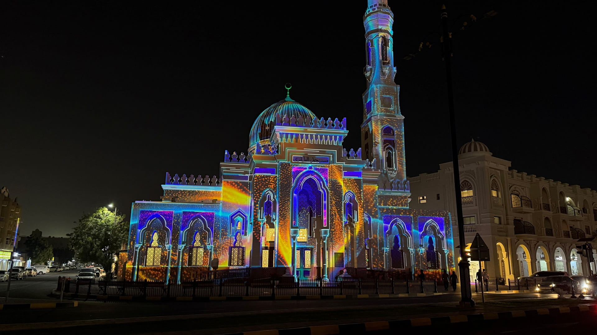 AlTayari Mosque stuns visitors with art and culture via lights 
