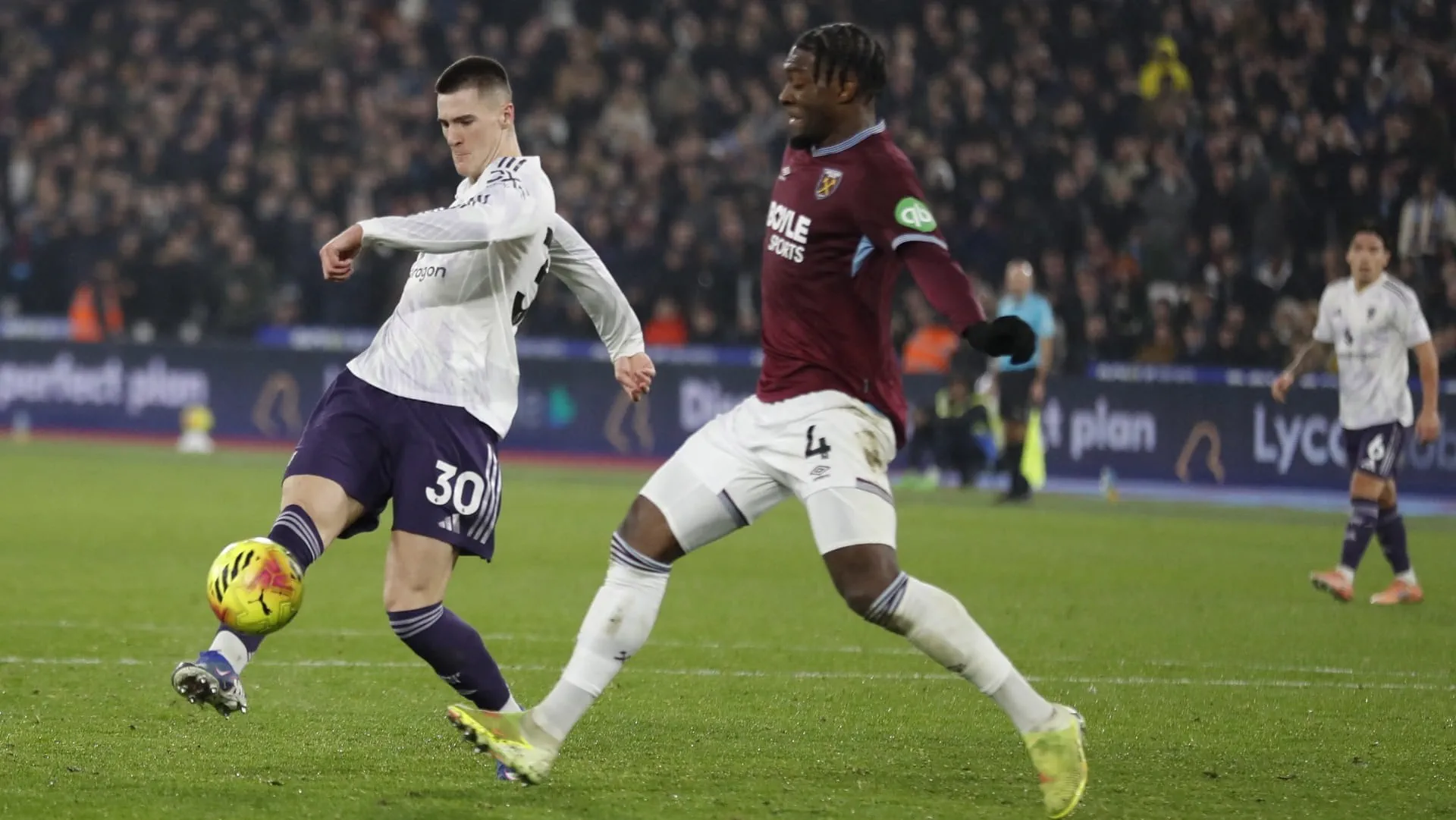 Manchester United held by West Ham in Premier League