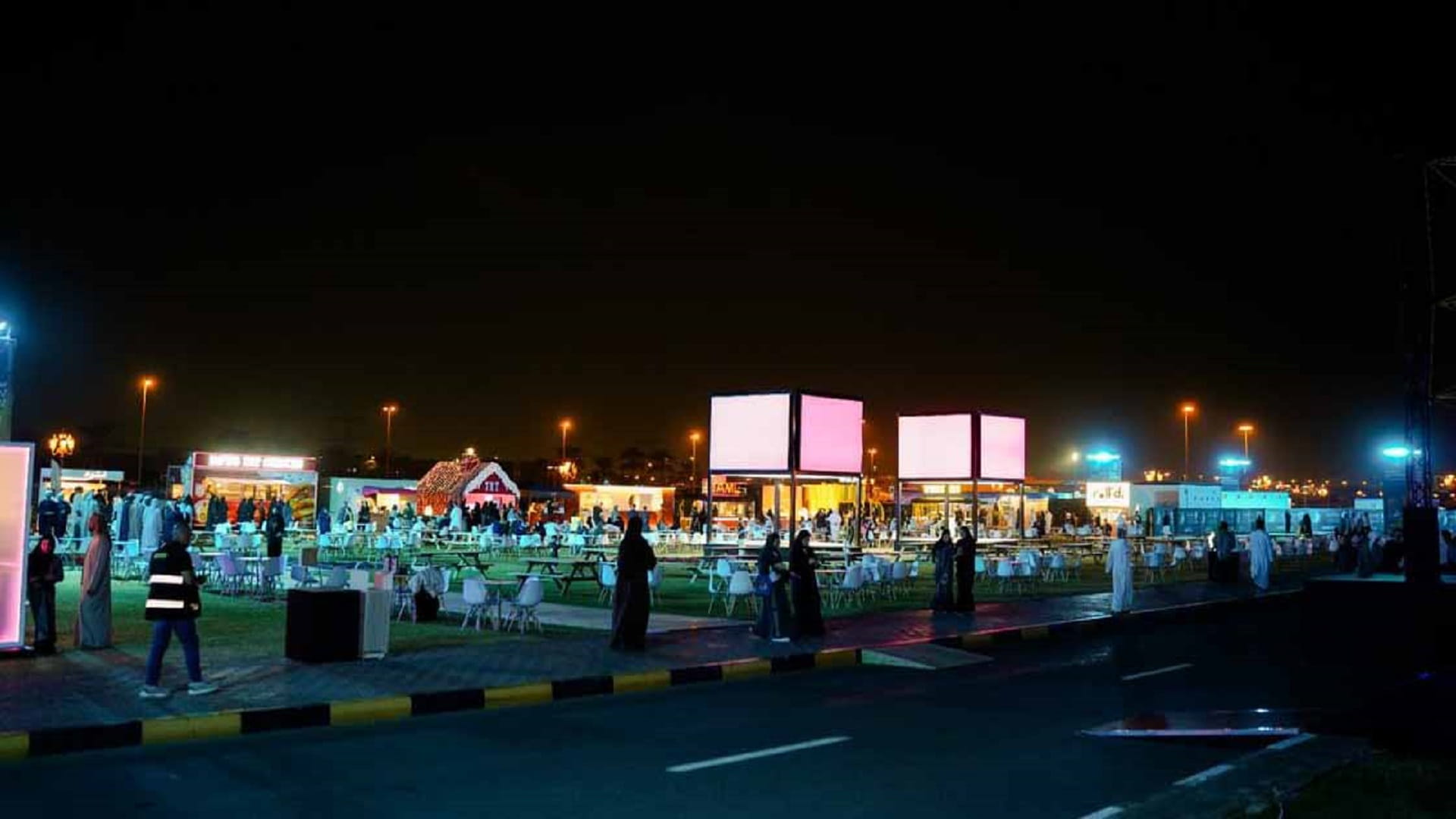 "قرية الأضواء" تقدم تجارب ترفيهية وفنية مميزة لزوار مهرجان الشارقة