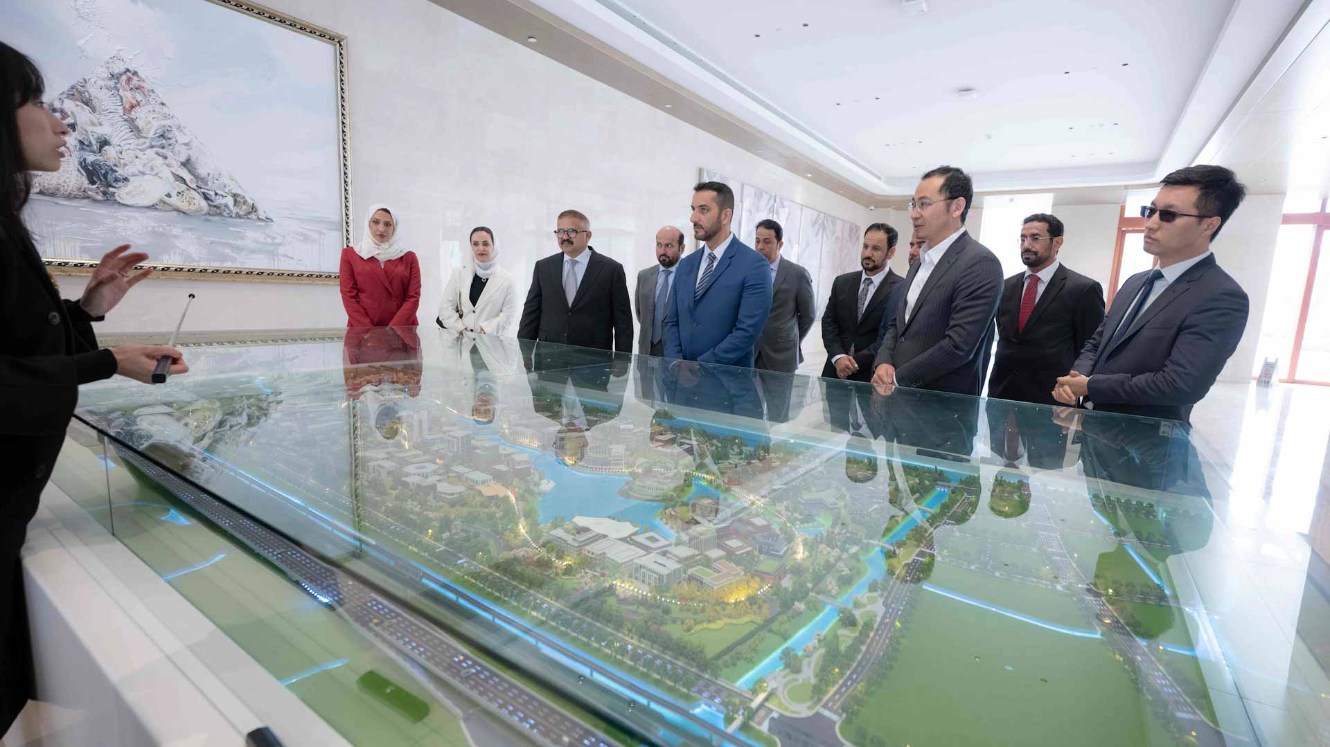 سلطان بن أحمد يزور مركز هواوي ومجموعة شنغهاي الإعلامية في الصين