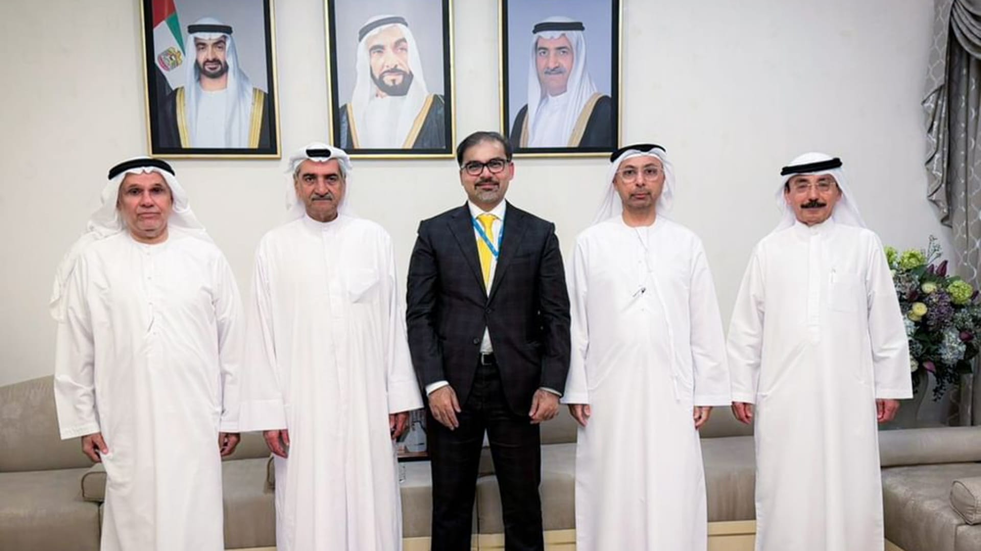 صورة بعنوان: حمد الشرقي يستقبل صالح الشرقي ومجلس إدارة بنك الفجيرة 