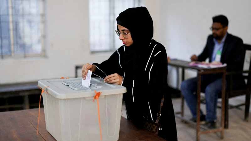 بنغلادش تدلي بأصواتها في أول انتخابات بعد الإطاحة بحسينة
