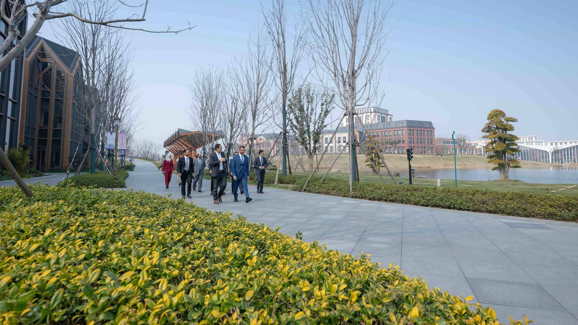 Sultan bin Ahmed visits Huawei R&D Centre, SMG in China 