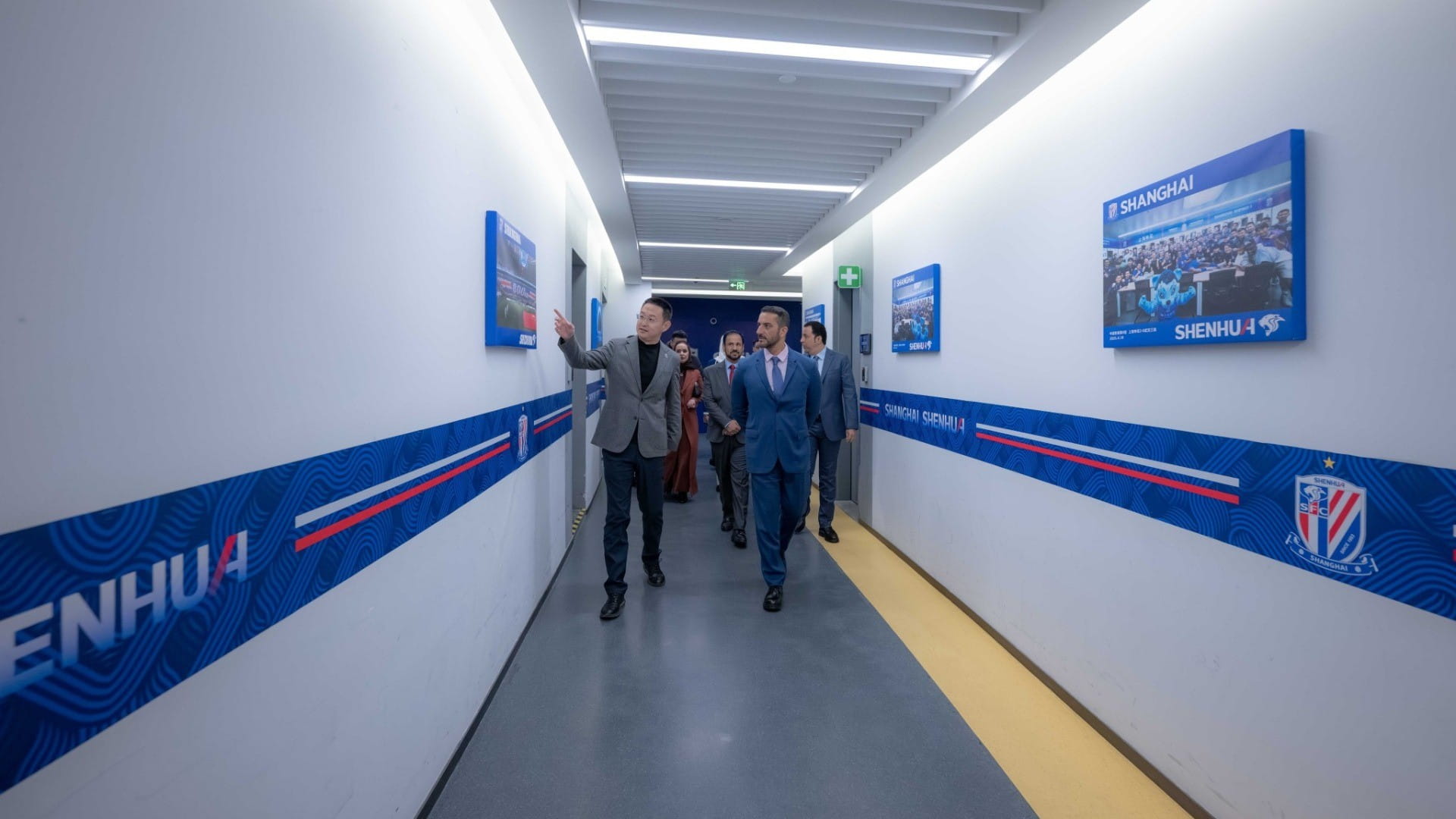 سلطان بن أحمد يزور استاد نادي شنغهاي لكرة القدم بالصين