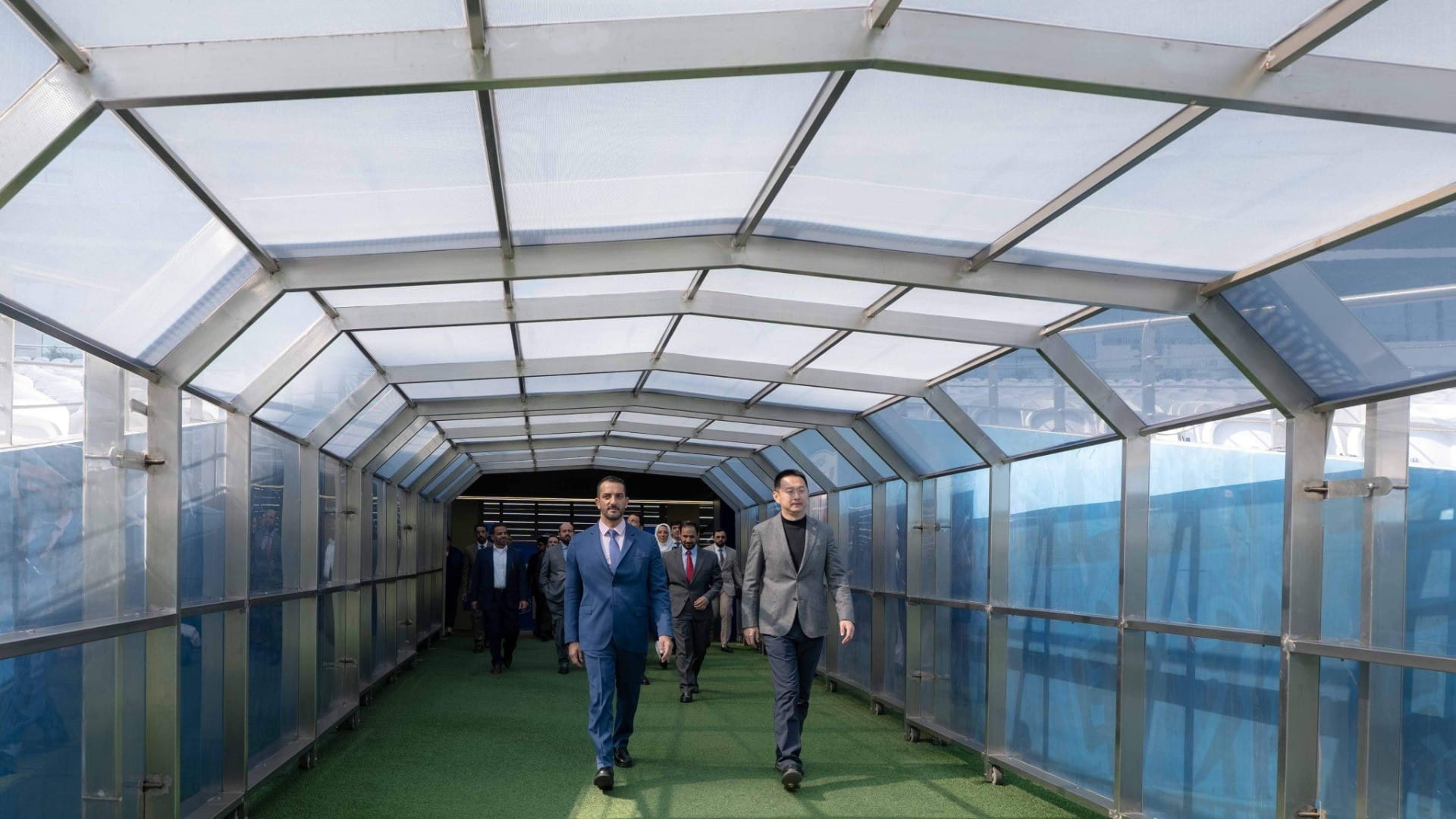 سلطان بن أحمد يزور استاد نادي شنغهاي لكرة القدم بالصين