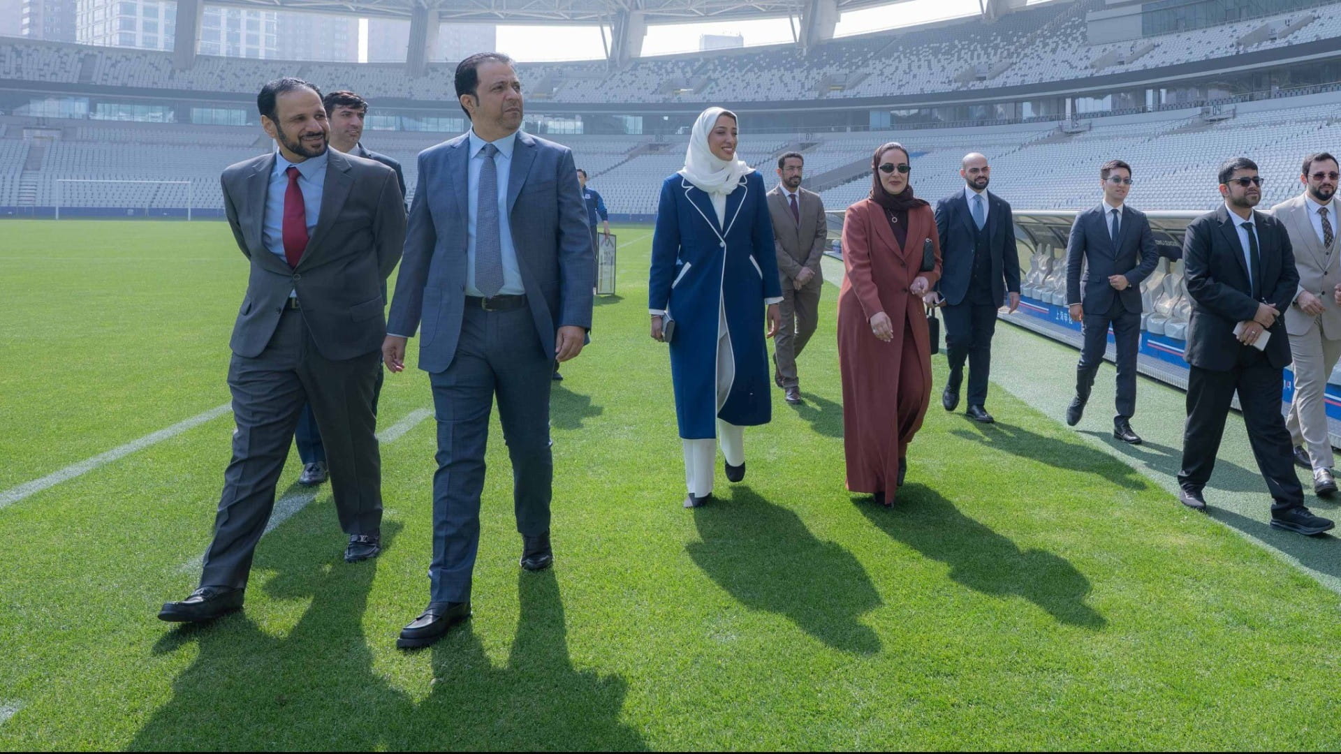 سلطان بن أحمد يزور استاد نادي شنغهاي لكرة القدم بالصين