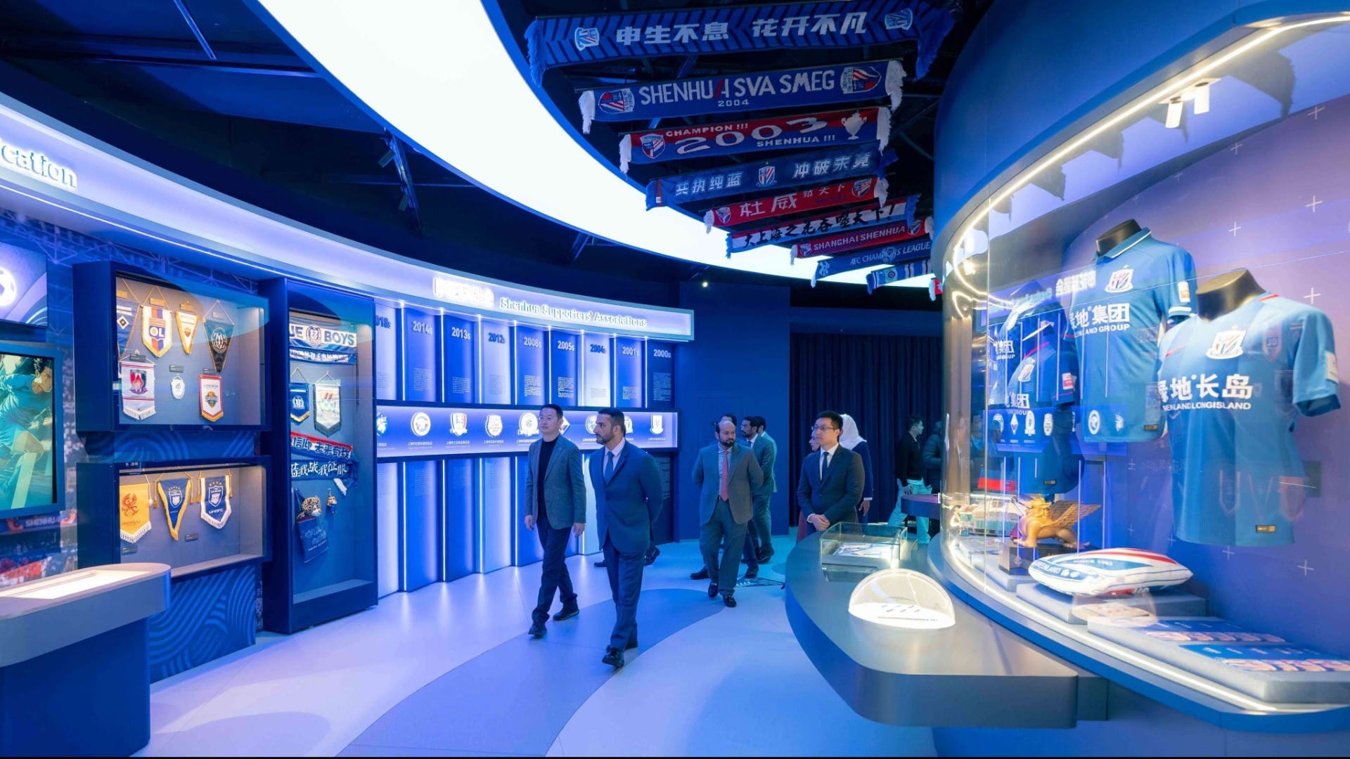 سلطان بن أحمد يزور استاد نادي شنغهاي لكرة القدم بالصين