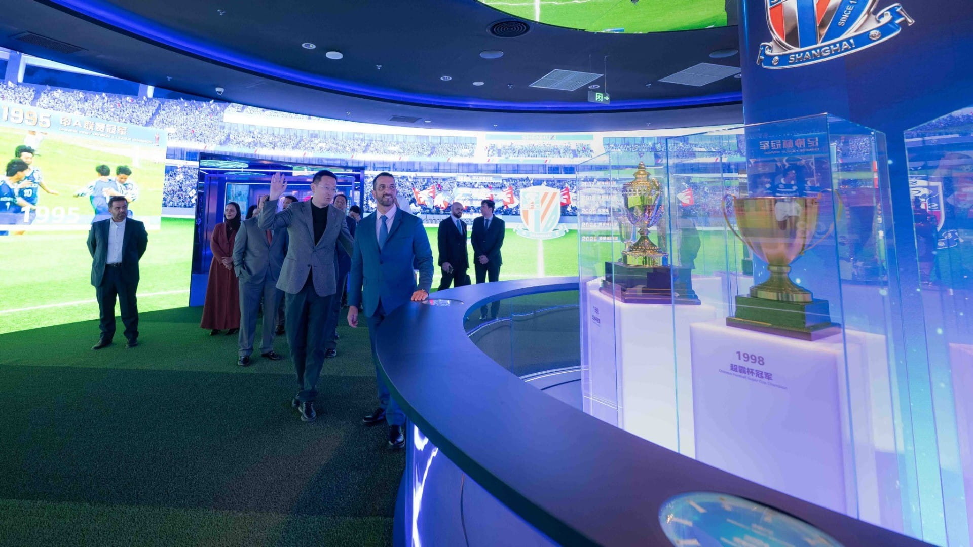 سلطان بن أحمد يزور استاد نادي شنغهاي لكرة القدم بالصين