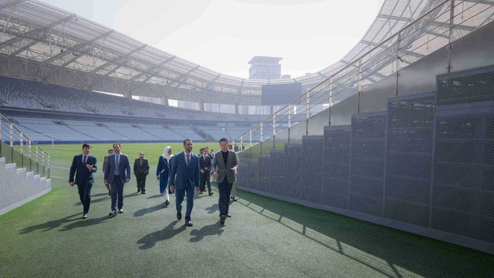 سلطان بن أحمد يزور استاد نادي شنغهاي لكرة القدم بالصين