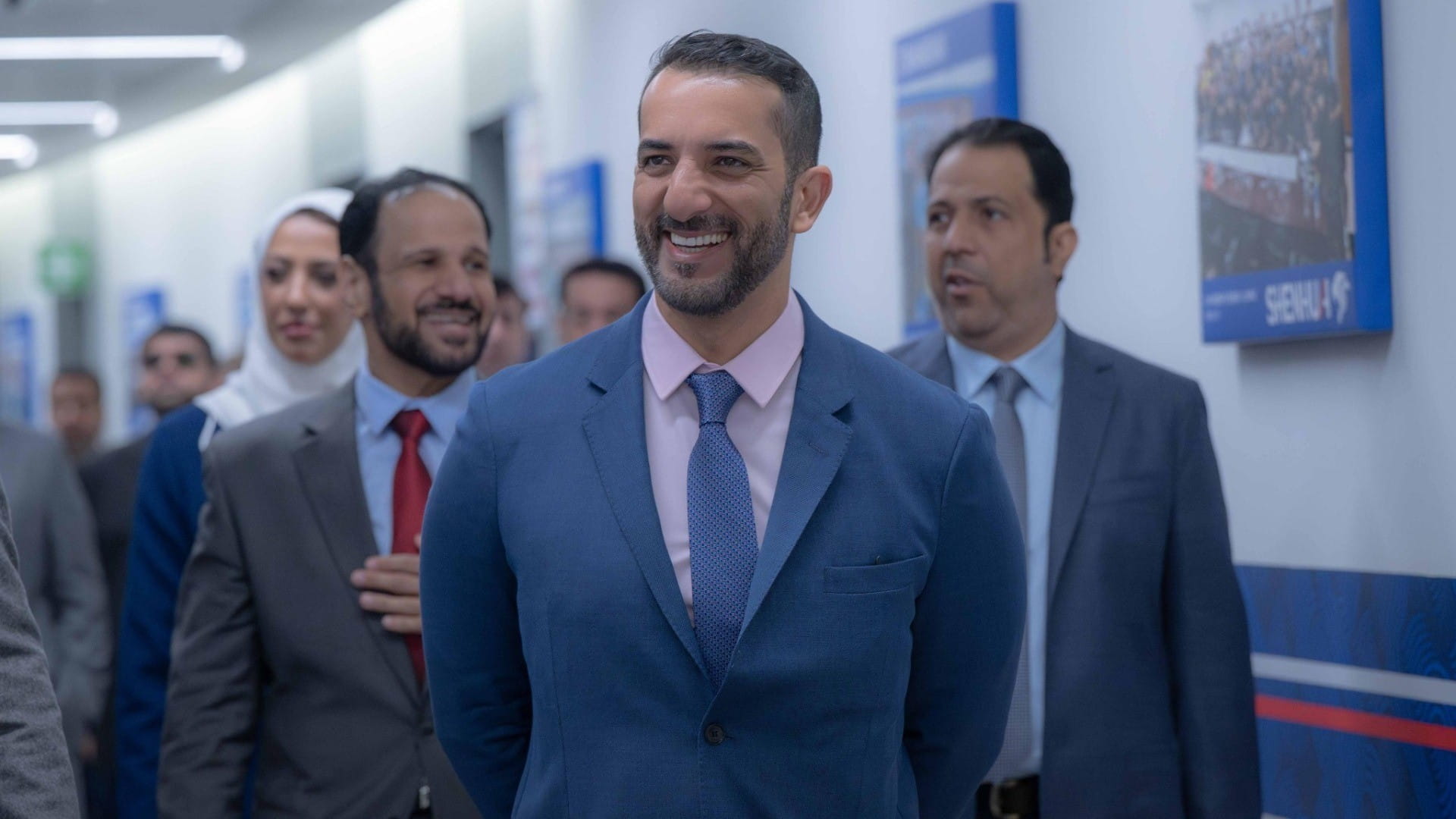 سلطان بن أحمد يزور استاد نادي شنغهاي لكرة القدم بالصين