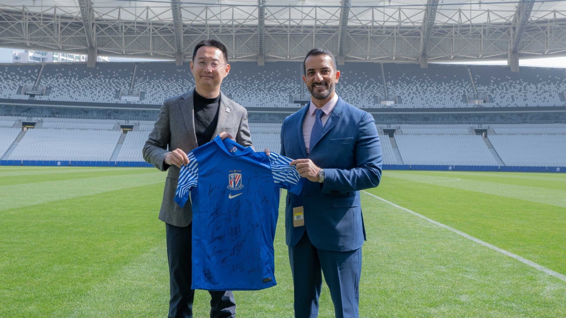 سلطان بن أحمد يزور استاد نادي شنغهاي لكرة القدم بالصين