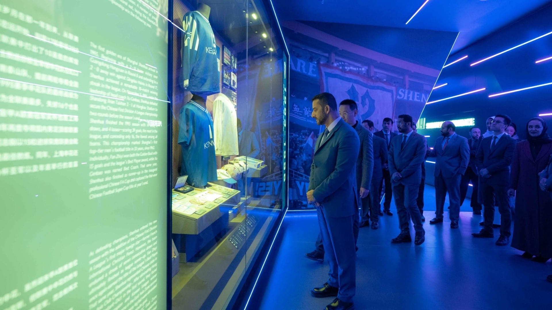 سلطان بن أحمد يزور استاد نادي شنغهاي لكرة القدم بالصين