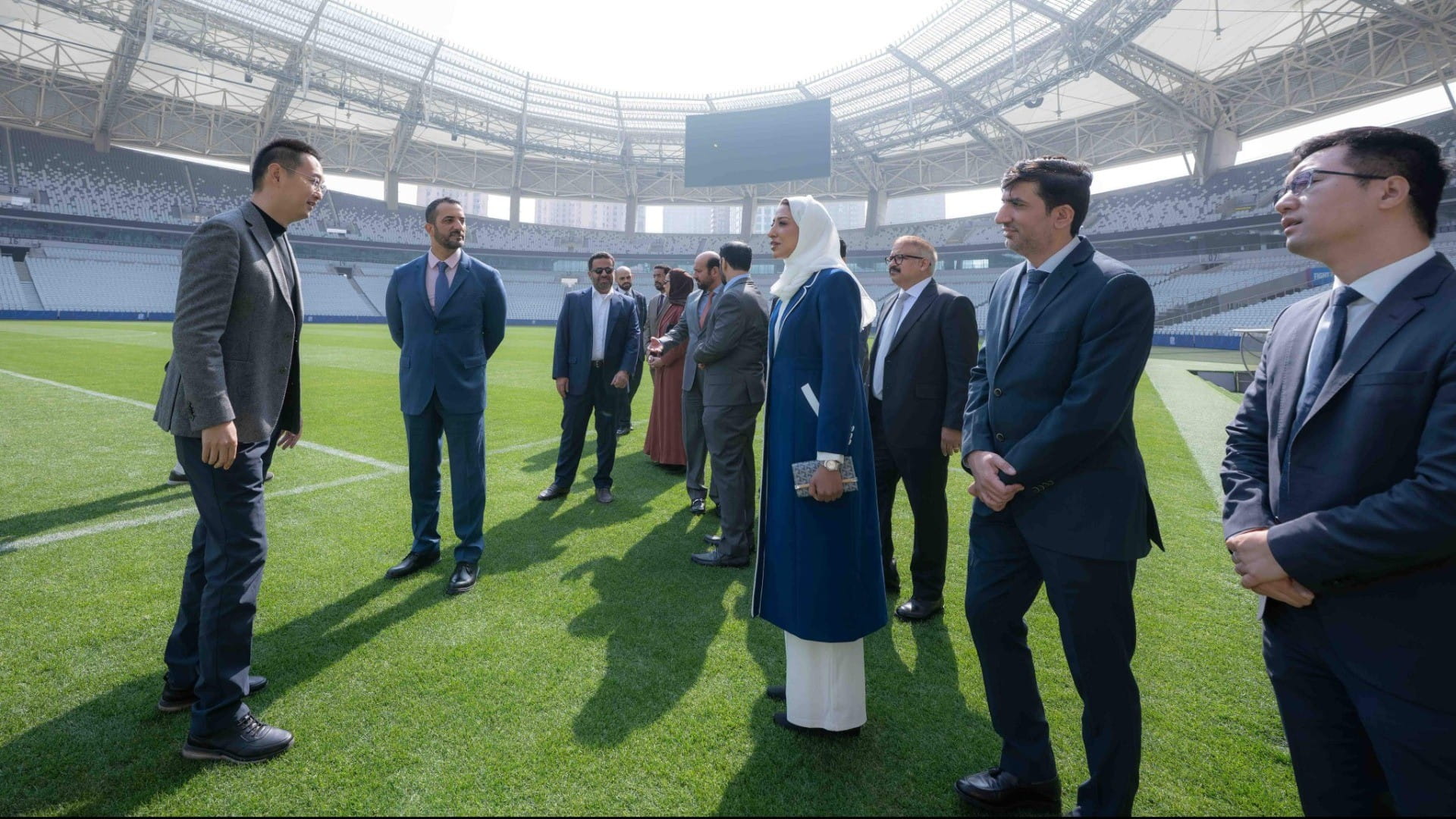 سلطان بن أحمد يزور استاد نادي شنغهاي لكرة القدم بالصين