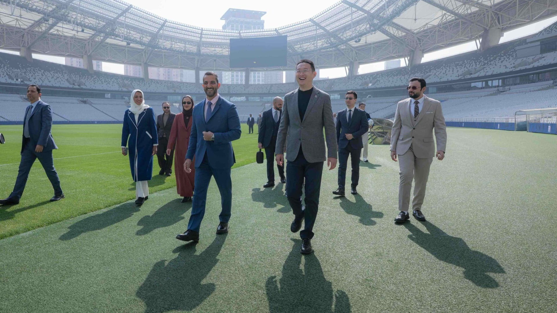 سلطان بن أحمد يزور استاد نادي شنغهاي لكرة القدم بالصين