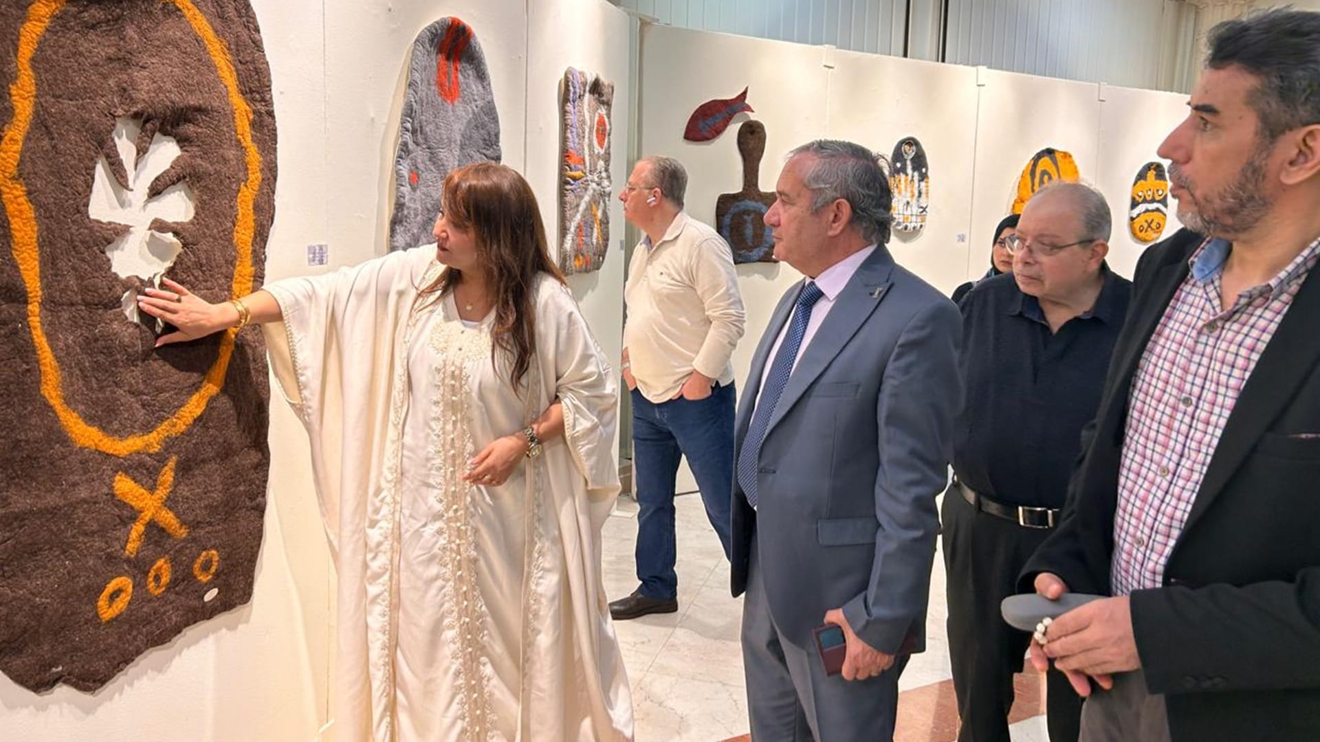 النادي الثقافي العربي في الشارقة يفتتح معرض "البين" للفن التشكيلي 