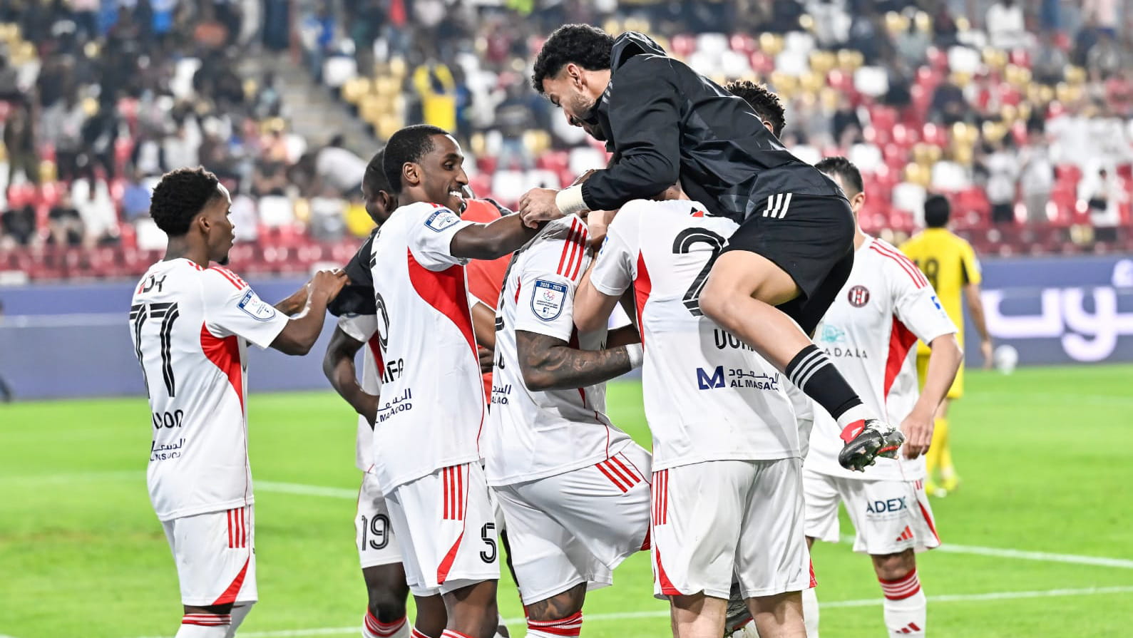 الجزيرة يحوّل تأخره إلى فوز على كلباء في دوري أدنوك للمحترفين