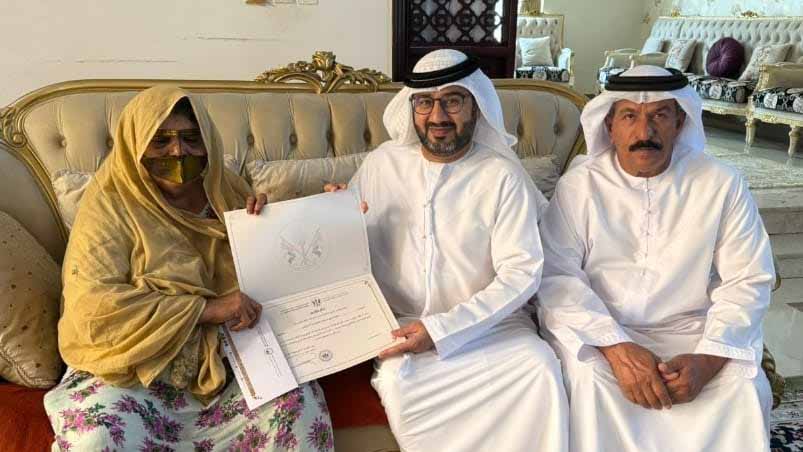 بلدية الحمرية تكرم موزة حليس نظير عطائها في أيام الشارقة التراثية  