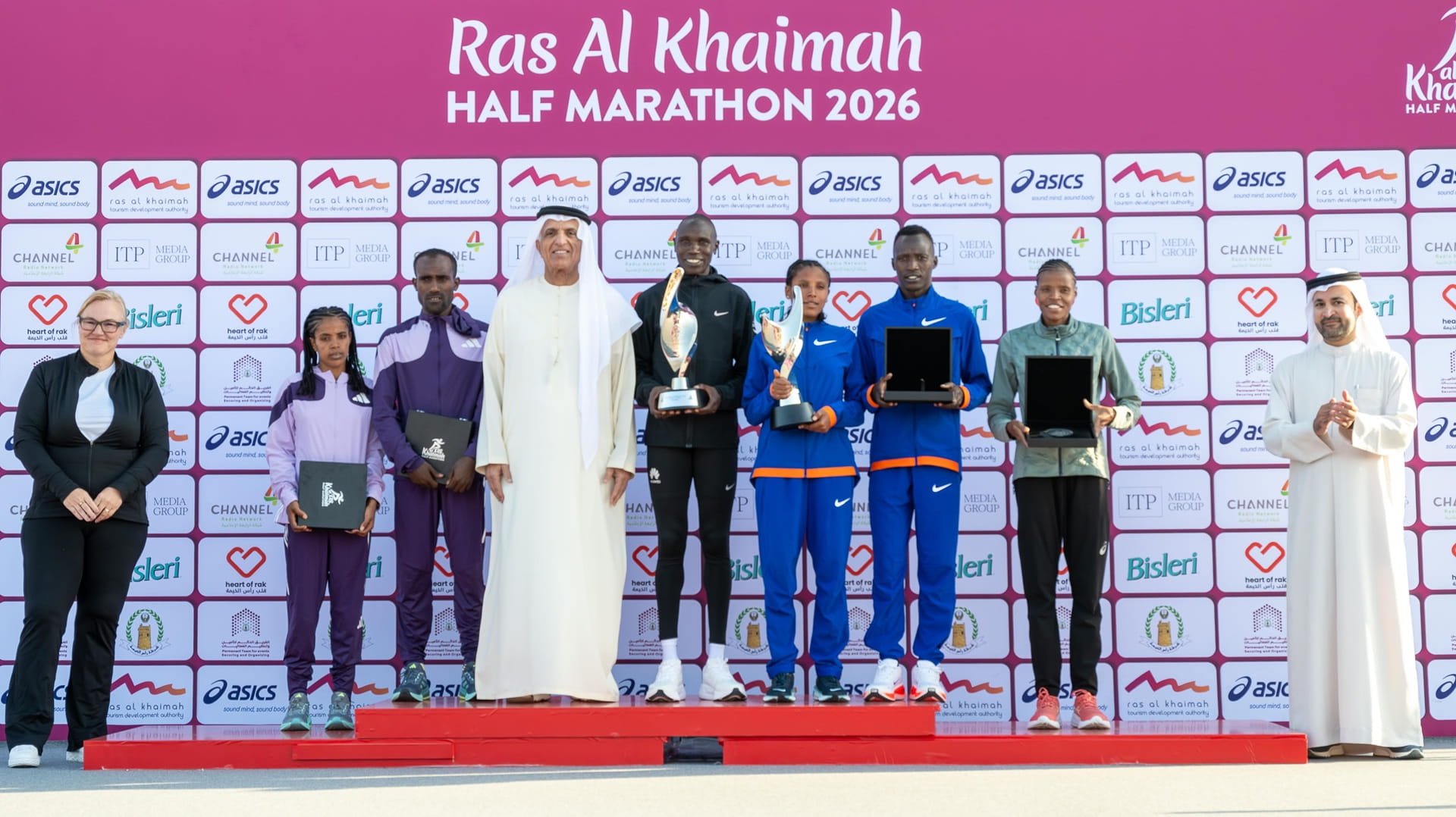 سعود بن صقر يتوّج كامورور وأنلي بلقبي "نصف ماراثون رأس الخيمة" 