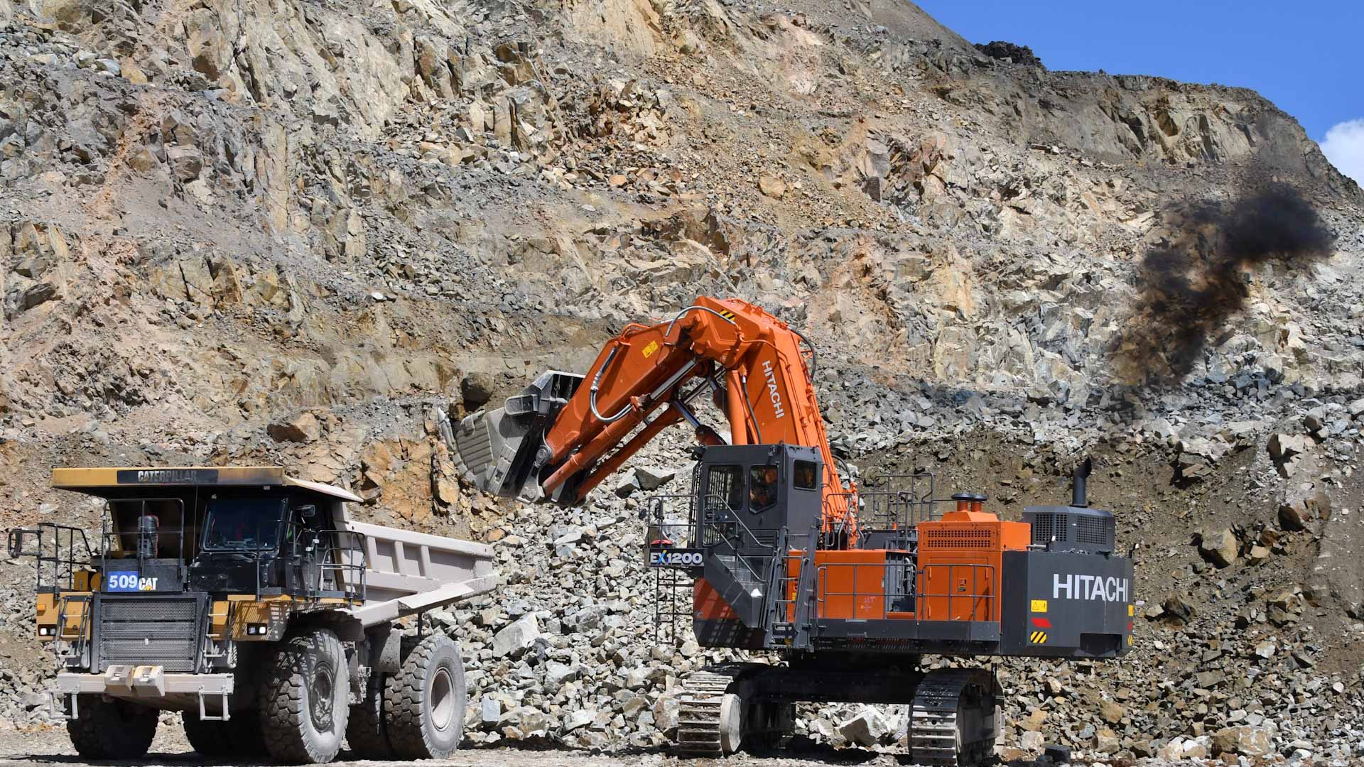 وفاة 11 شخصاً في انهيار منجم ذهب غير مرخص بشرق غينيا