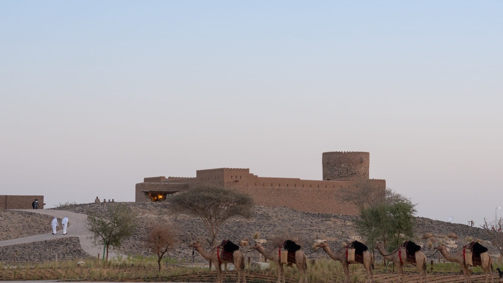 حاكم الشارقة يفتتح حصن فِلي بعد أعمال الترميم وإحياء المنطقة