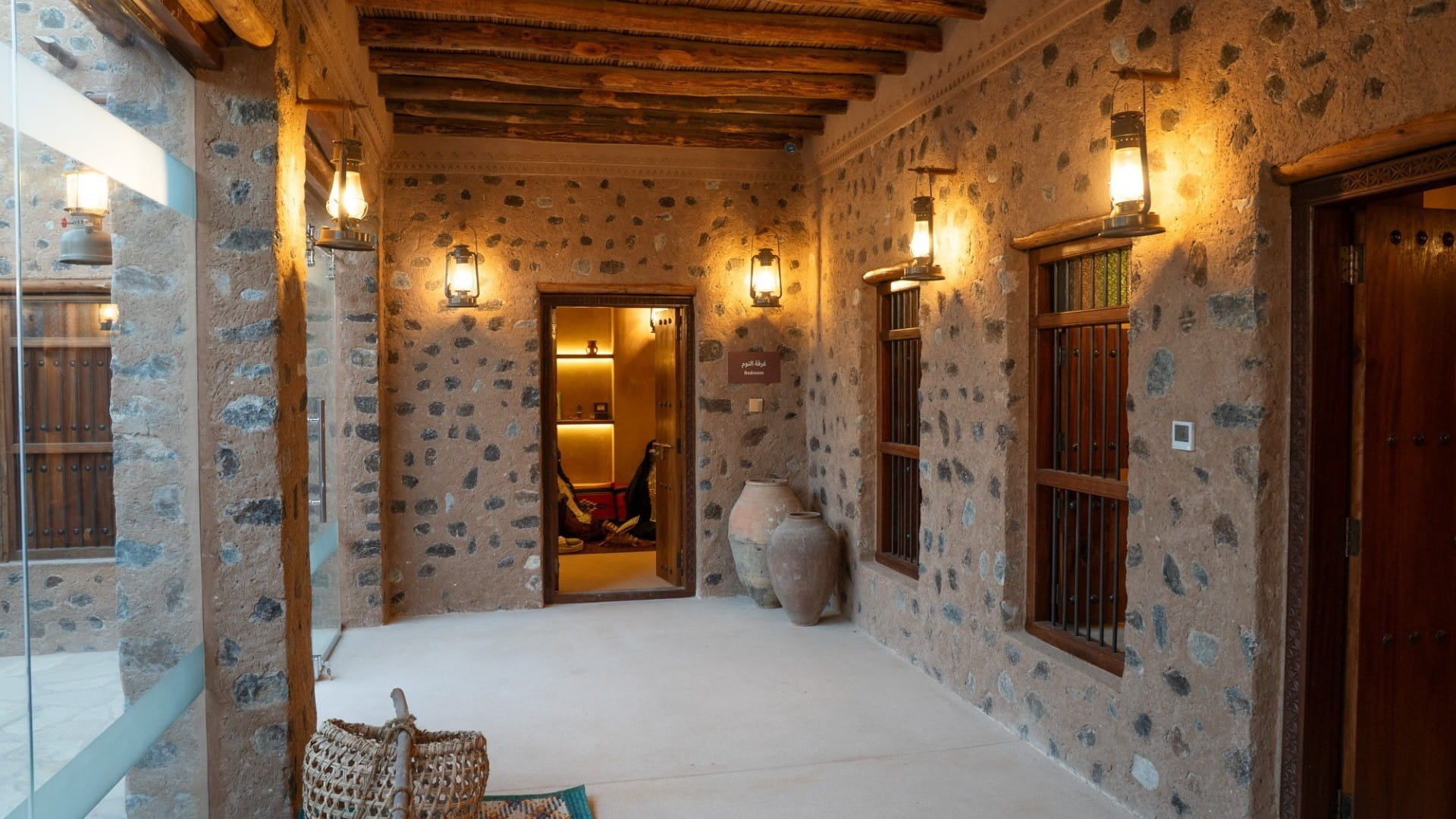 حاكم الشارقة يفتتح حصن فِلي بعد أعمال الترميم وإحياء المنطقة