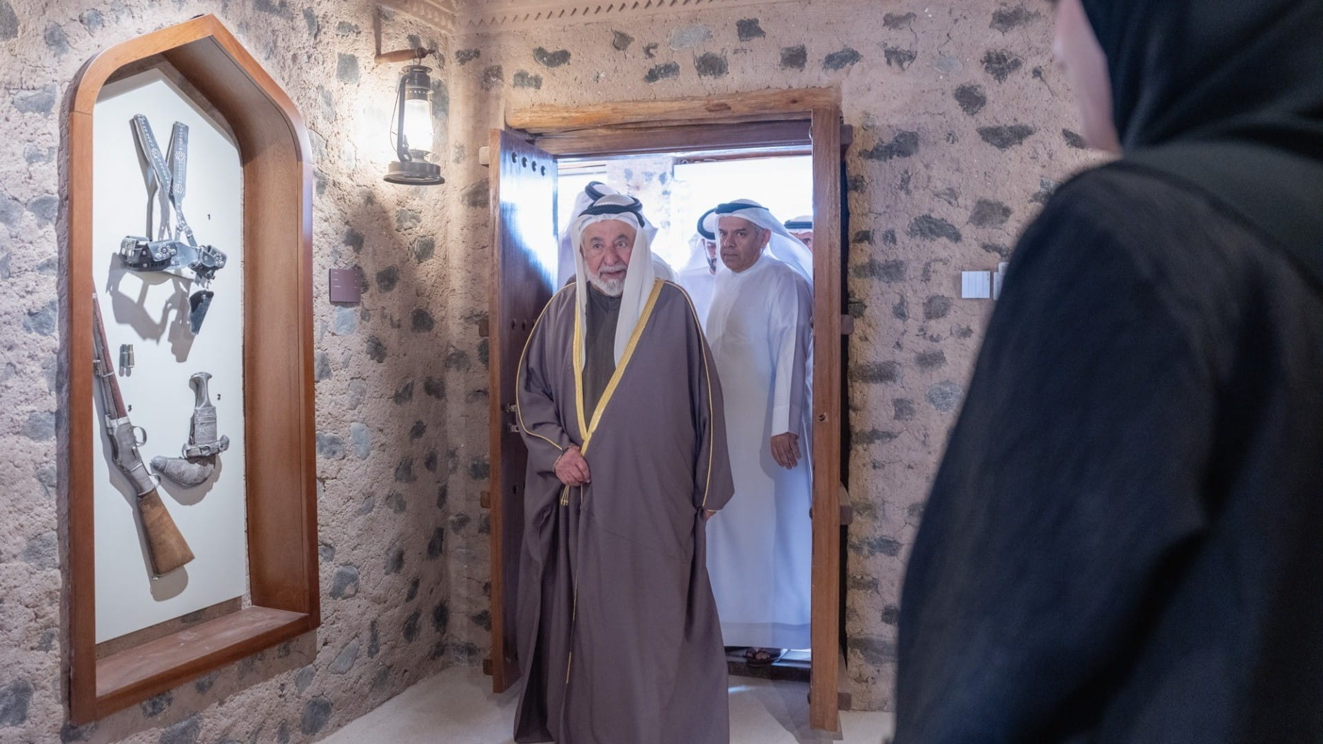 حاكم الشارقة يفتتح حصن فِلي بعد أعمال الترميم وإحياء المنطقة